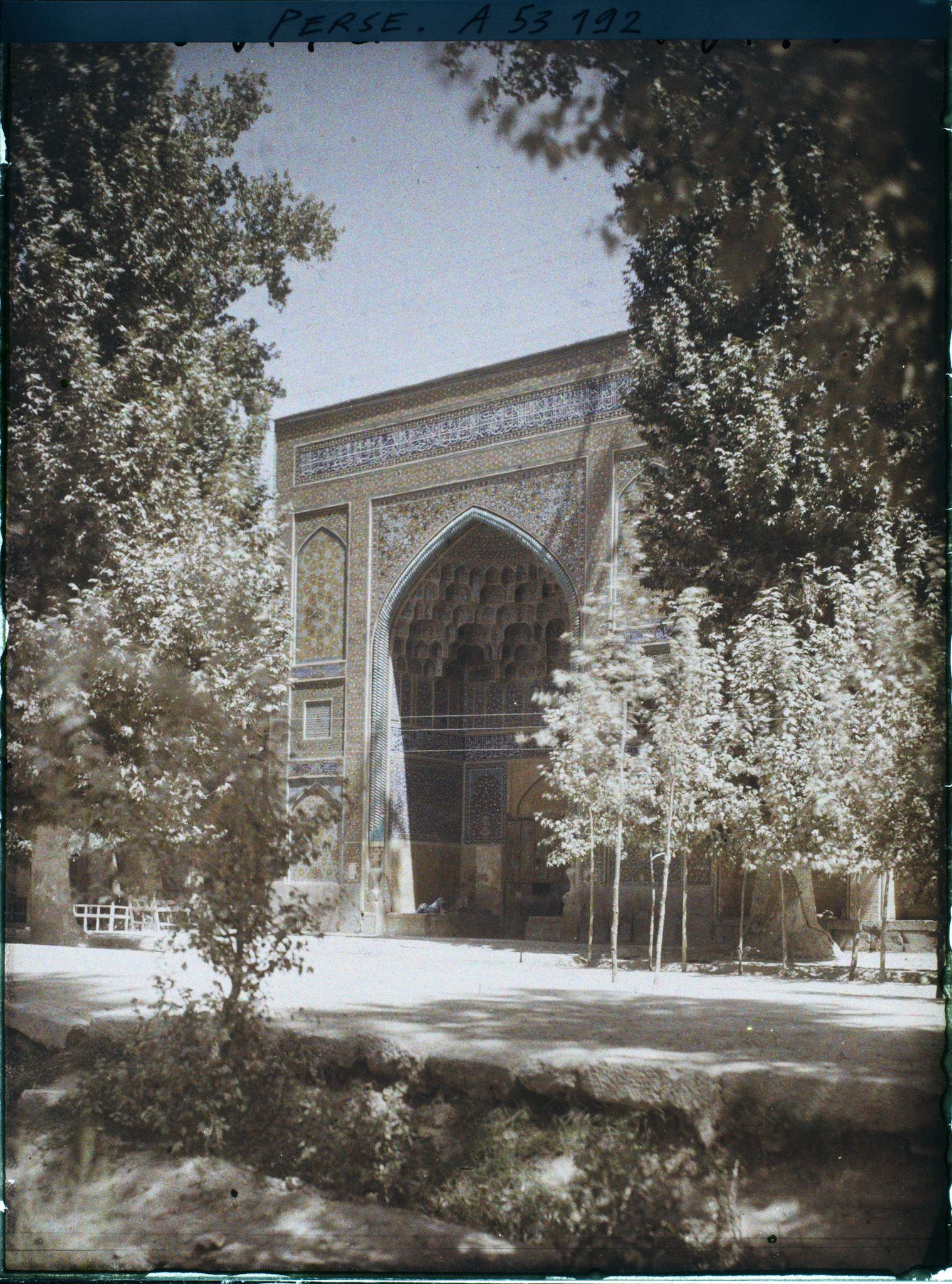 Image représentant Une entrée de la Madreseh Mader-i-Chah, école coranique dite "de la mère du Chah" (1714)