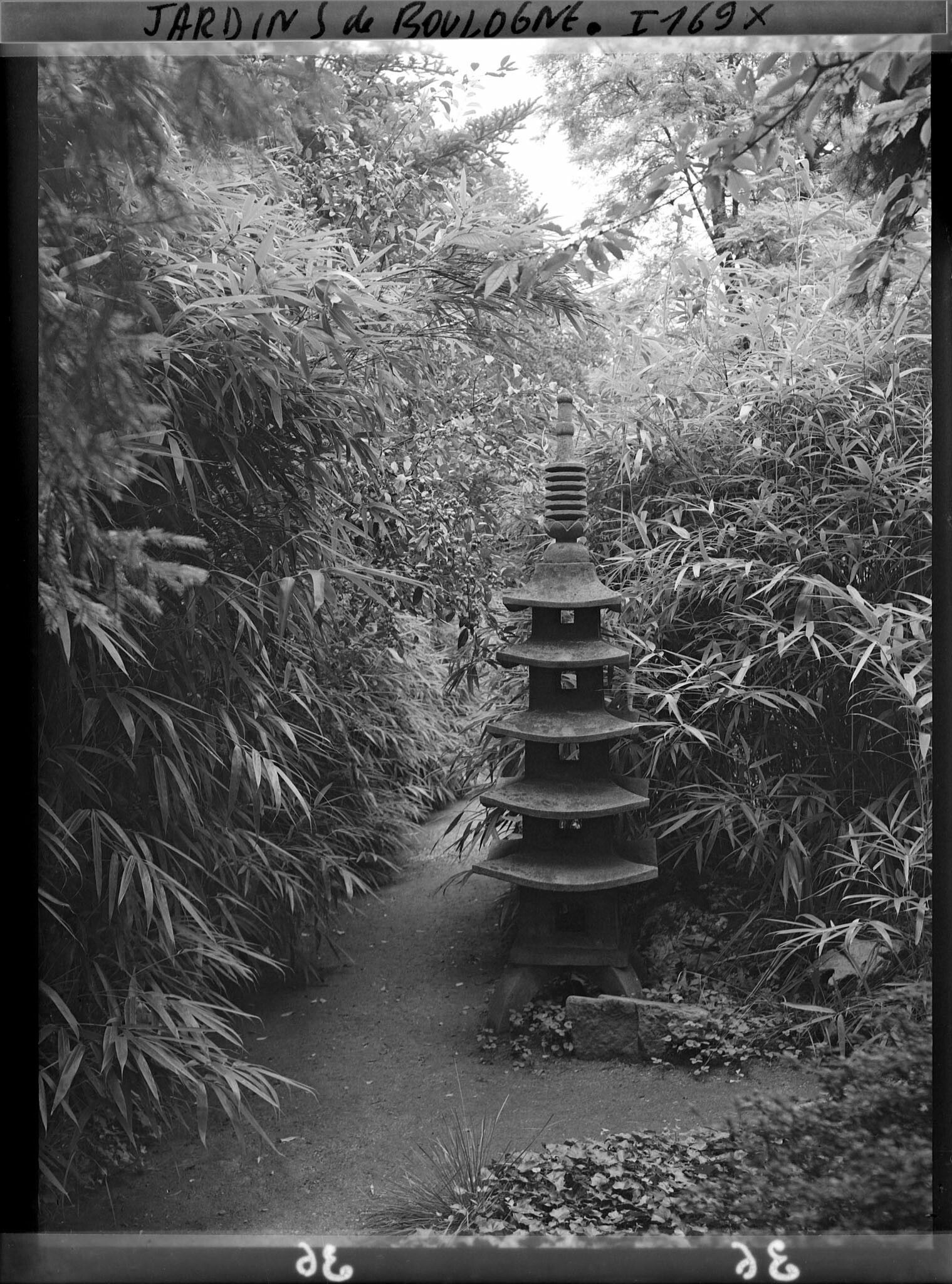 Image représentant Pagode de pierre blottie dans des bambous, au bord de chemins du " village japonais "