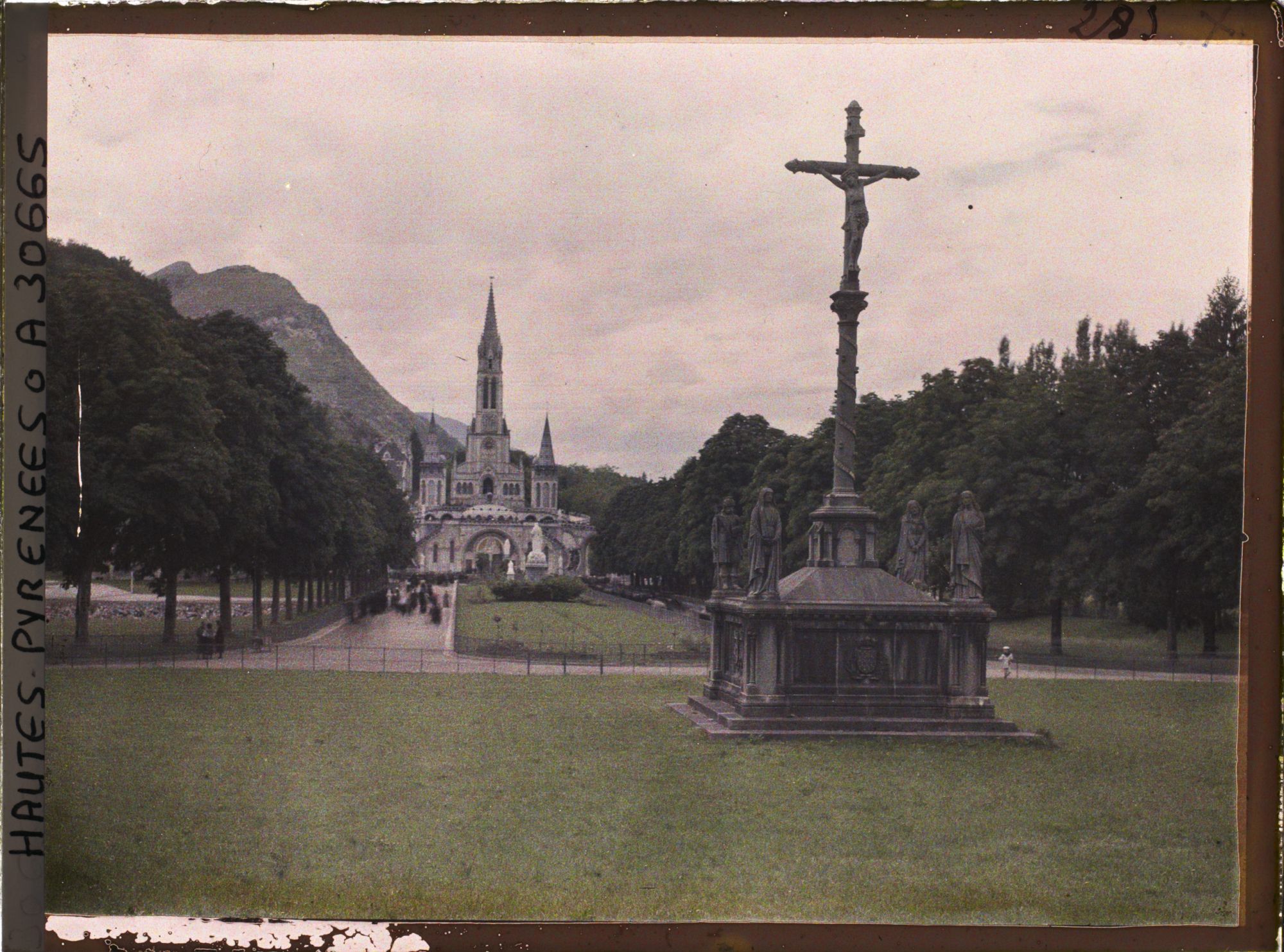 Image représentant France, Lourdes, Le Calvaire des Bretons et la Basilique