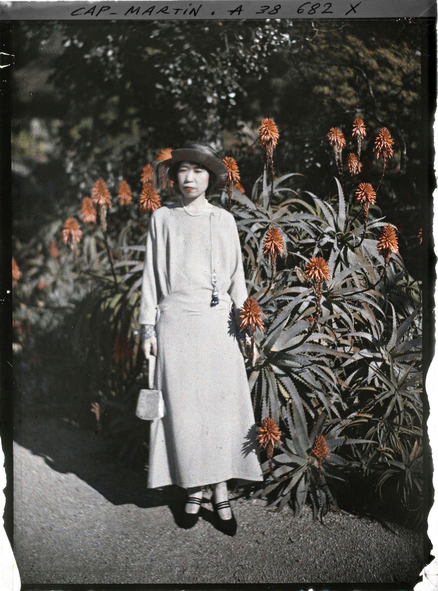 Image représentant La princesse Kitashirakawa, invitée par Albert Kahn, dans le jardin de sa villa