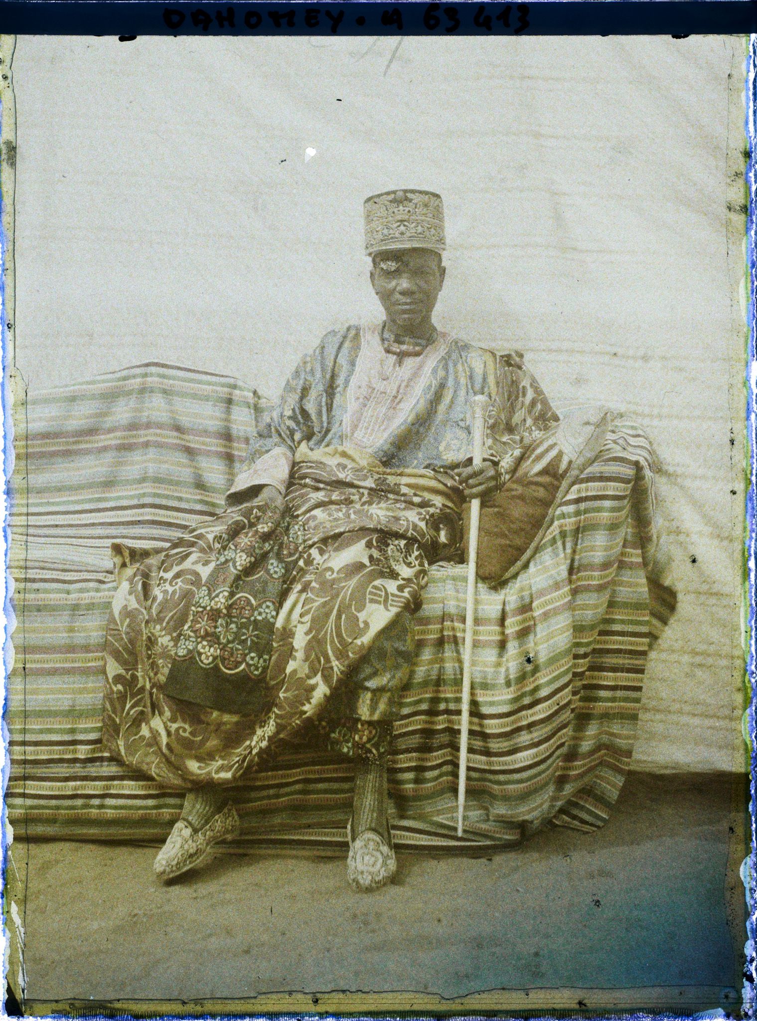 Image représentant Le roi Tôli sur son sofa