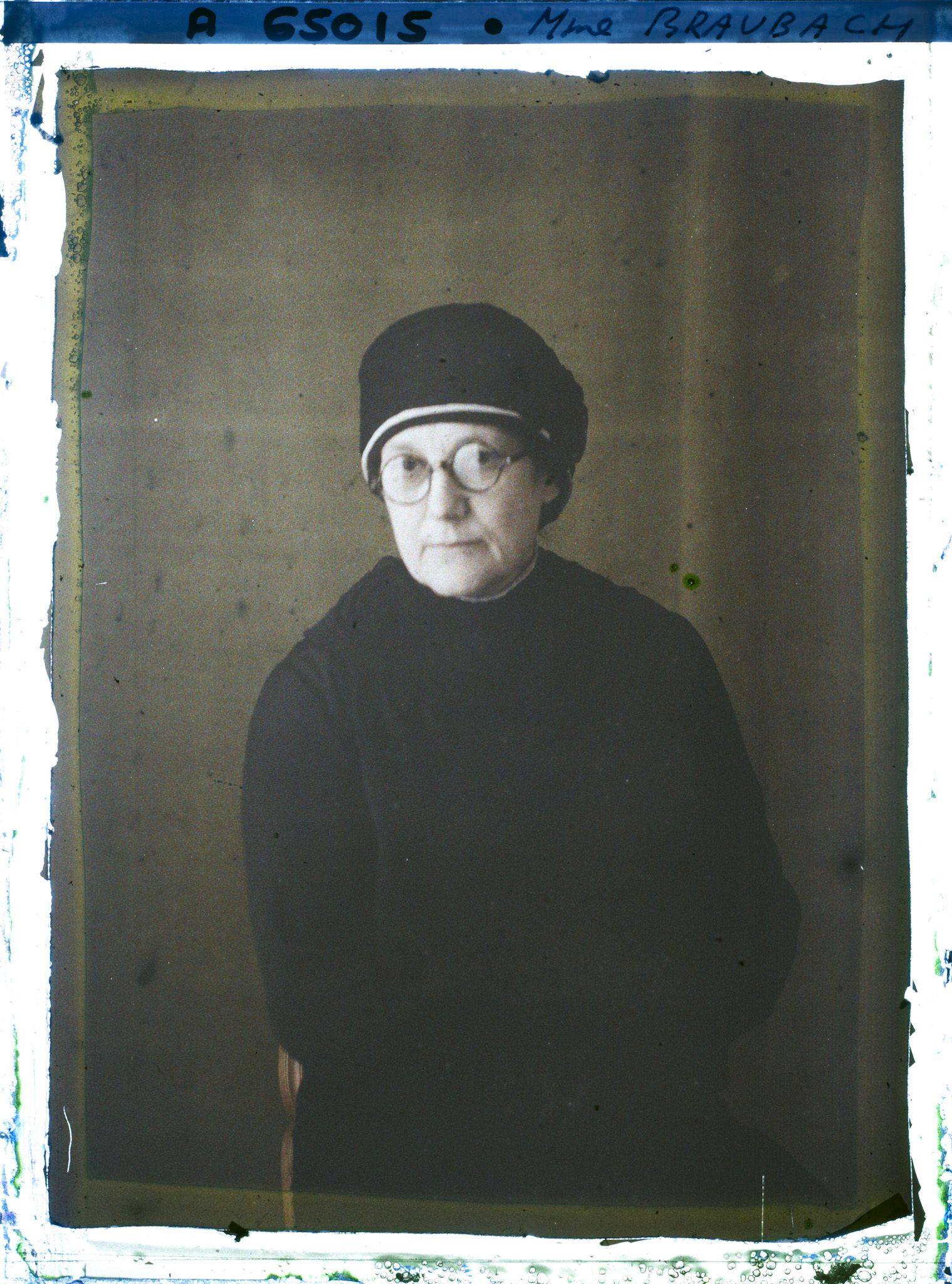 Image représentant https://musee-albert-kahn.s-museum.fr/home/NWQ2OTAwYzNmYjZlZTk1ZWQwODJmMjY4L2dlbmVyaWMtbm90aWNlLXRhYi9hdXRob3JpdHkvNjE3YTc5ZjVjZjhiODk2OGIzMzM3ZDIx/5d6900c3fb6ee95ed082f268/generic-notice-tab/authority/617a79ebcf8b8968b3336979 Madame Braubach