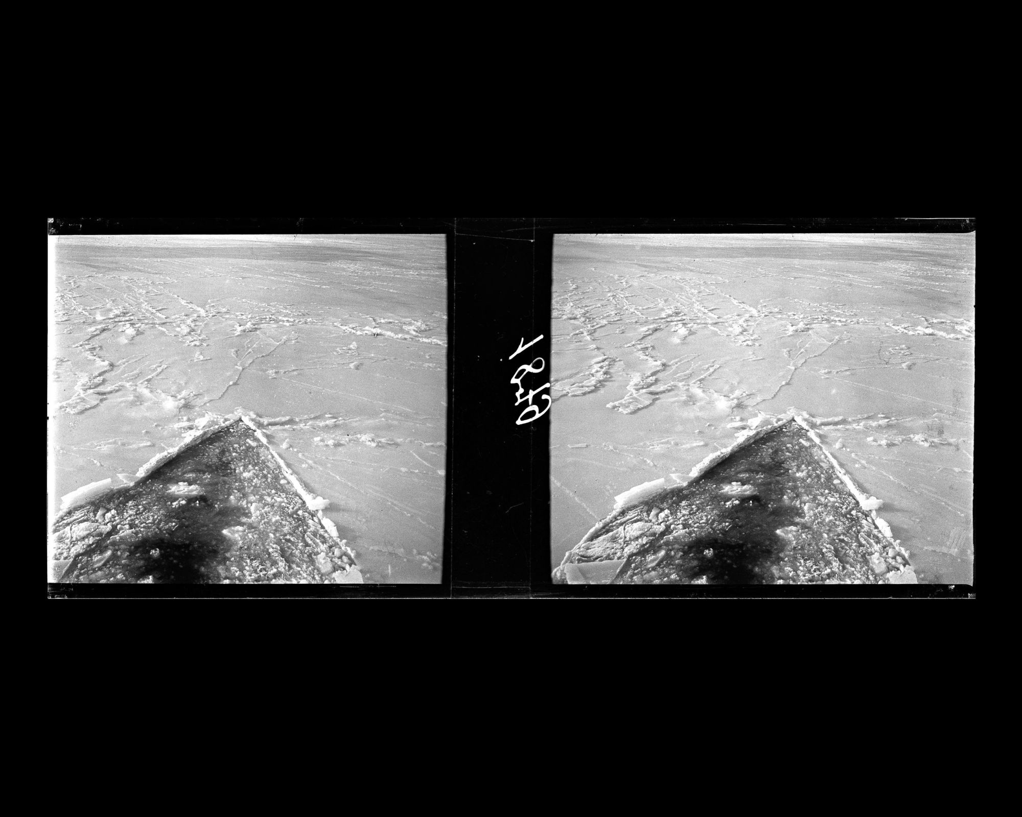 Image représentant L'ouverture dans la banquise faite par le vapeur allemand Staatssekretär Kraëtke