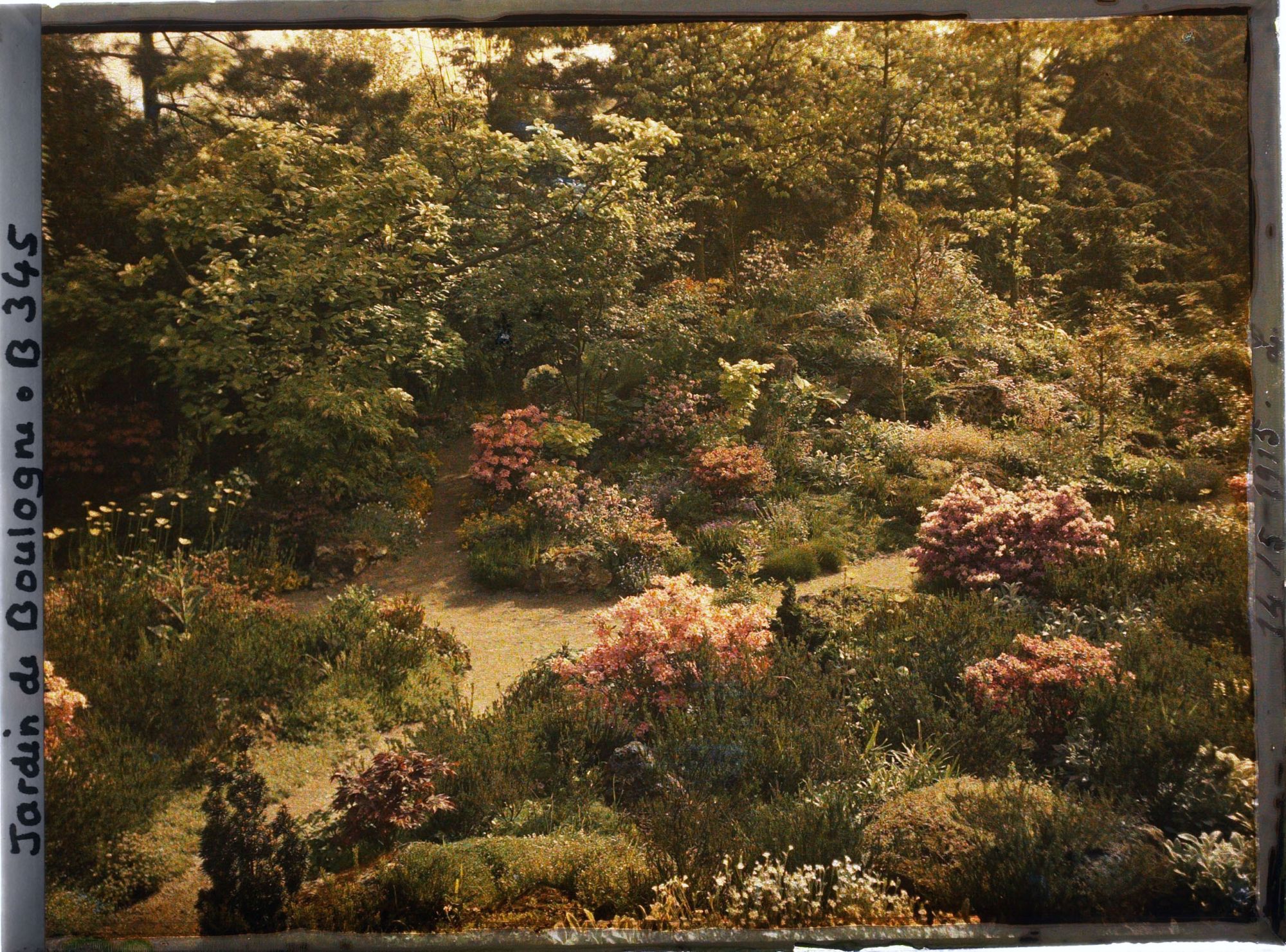 Image représentant Croisement de chemins et rocaille fleurie du " sanctuaire japonais ", proches du verger-roseraie