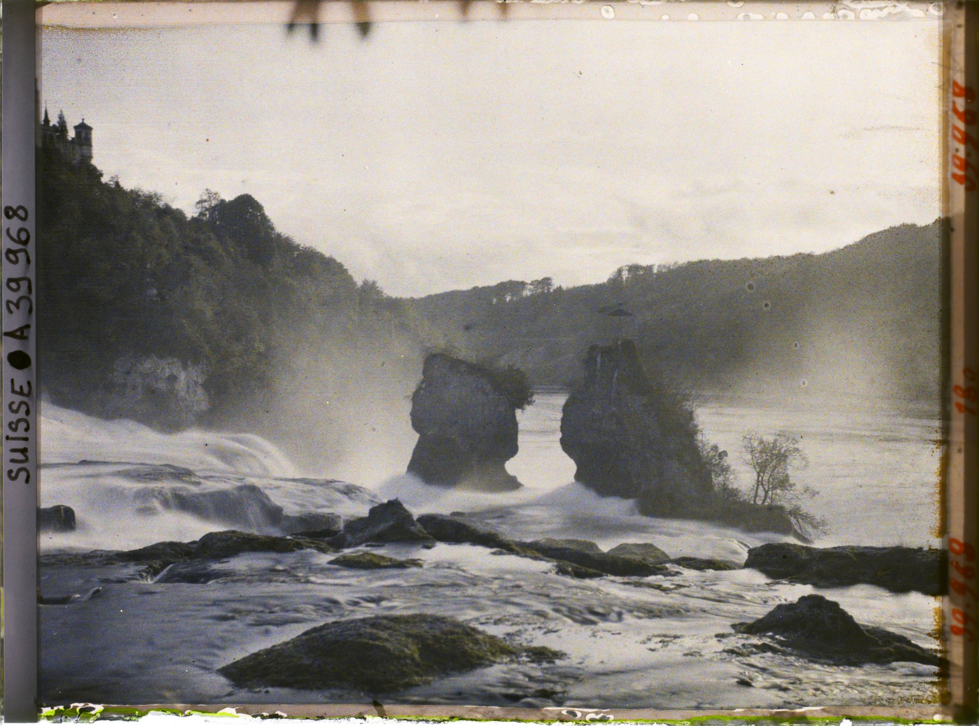 Image représentant Les deux rochers au milieu des chutes du Rhin
