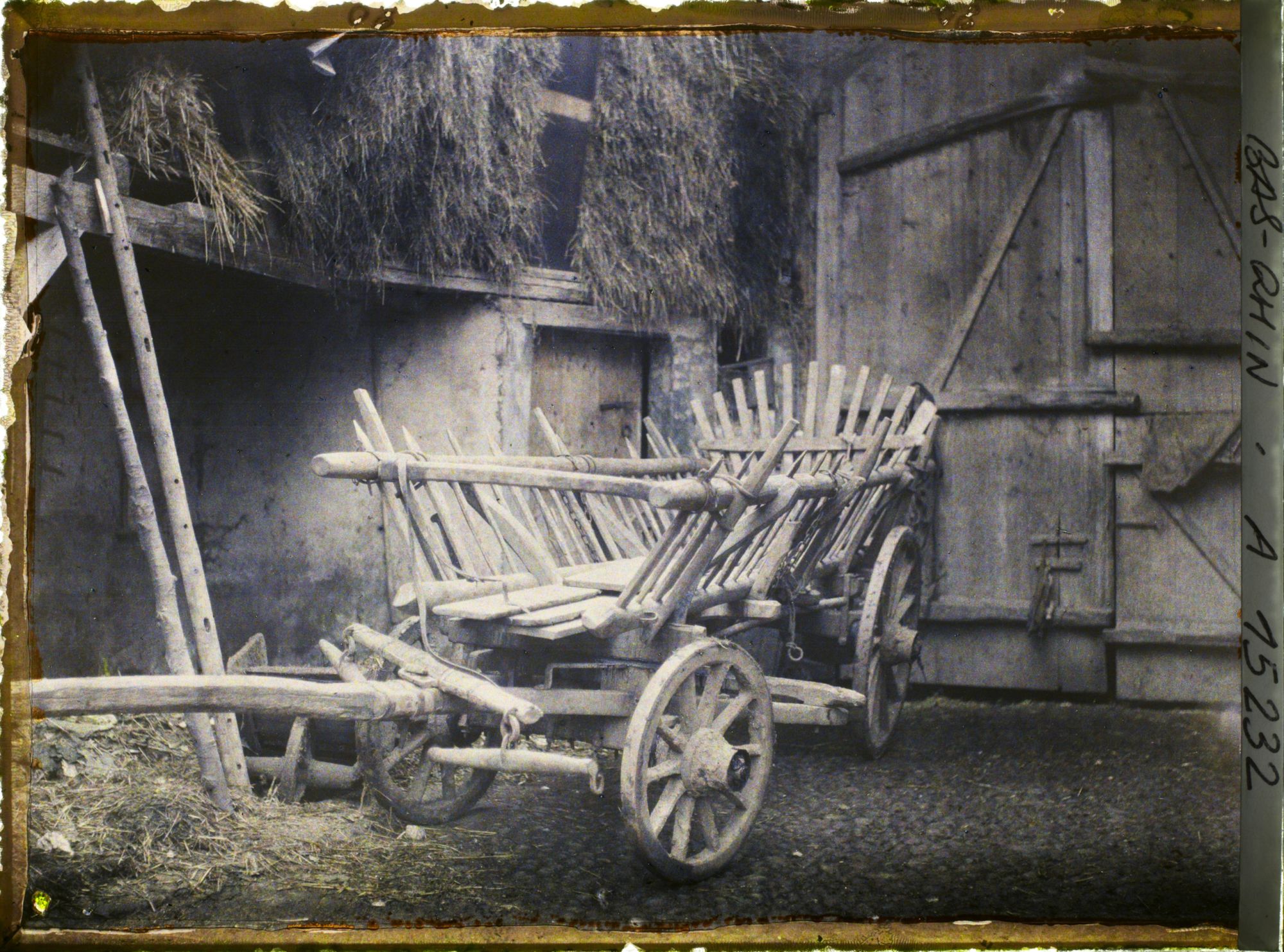Image représentant France Alsace, Environs de Strasbourg, Geispolsheim, Le Char à 4 roues sans personnages