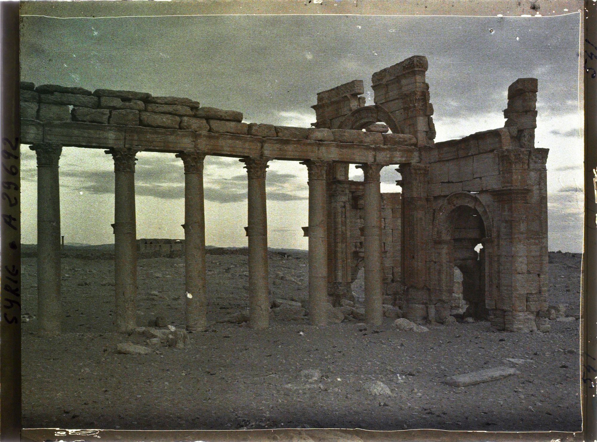 Image représentant Le début de la grande colonnade et l'arc monumental (au lever du jour ?)