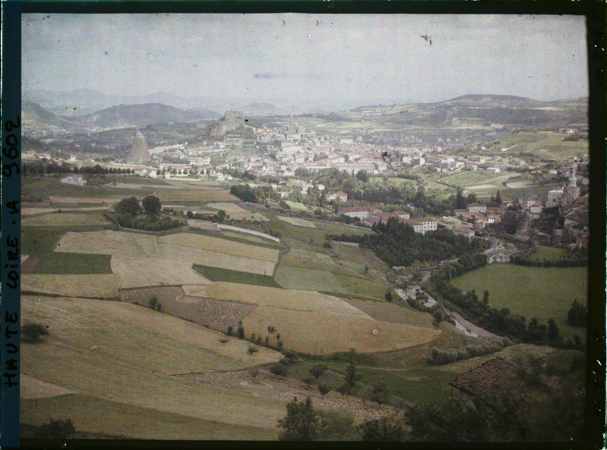 Image représentant Vue de la ville et des environs du Puy-en-Velay pris depuis la terrasse du château en direction du sud-sud-est