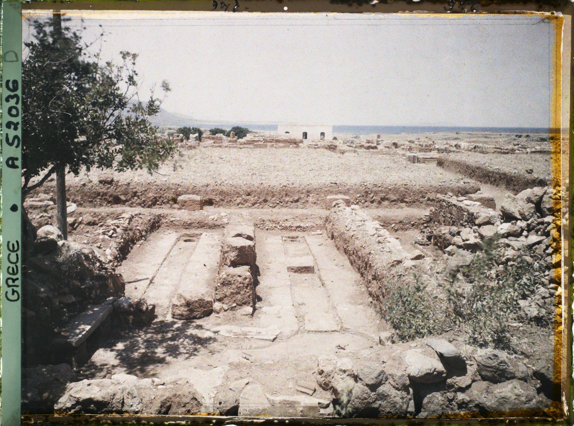 Image représentant Magasins est (à l'est de la cour centrale). Au fond, la baie de Mallia