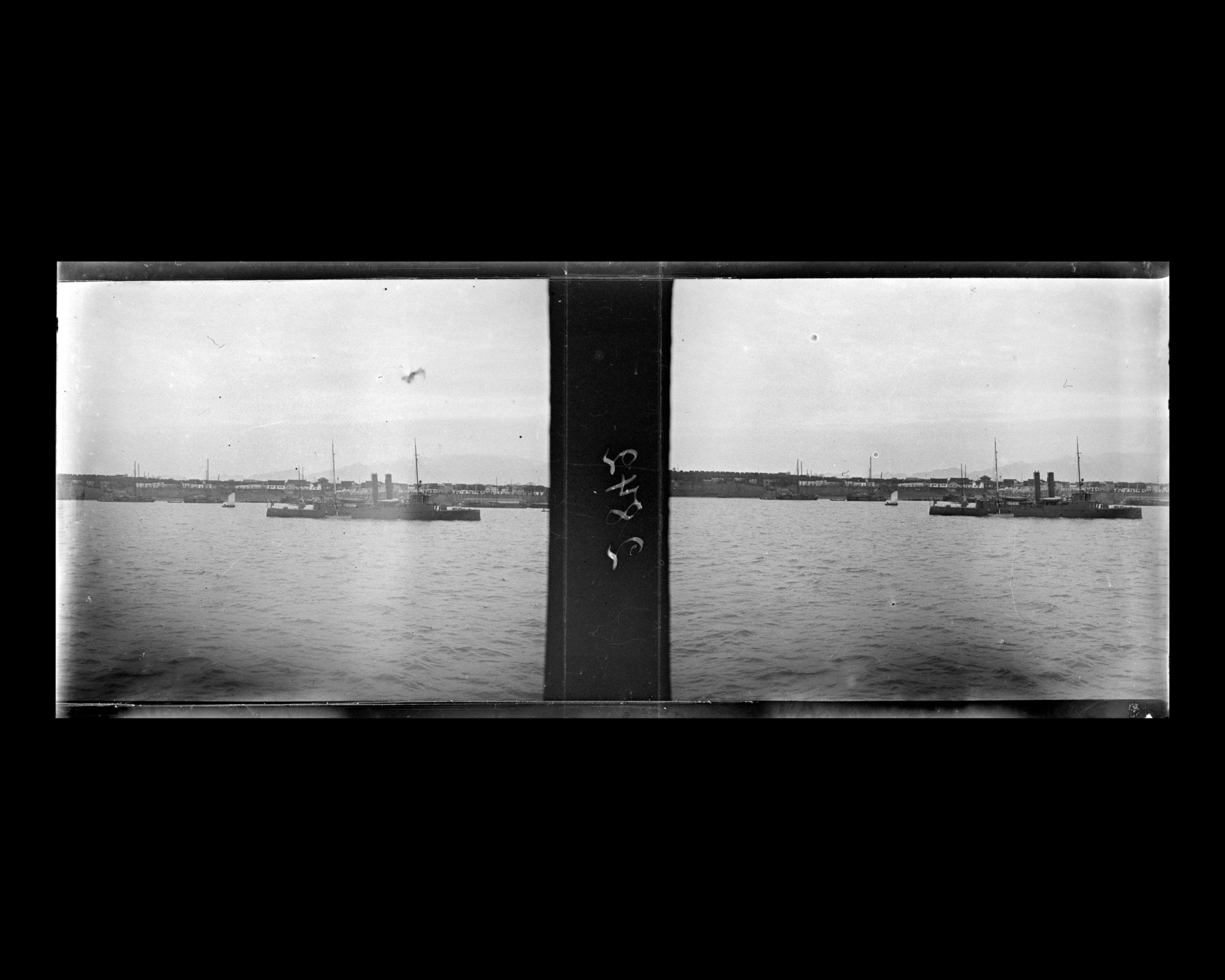 Image représentant Une canonnière sur le Yangzijiang ("fleuve Bleu")