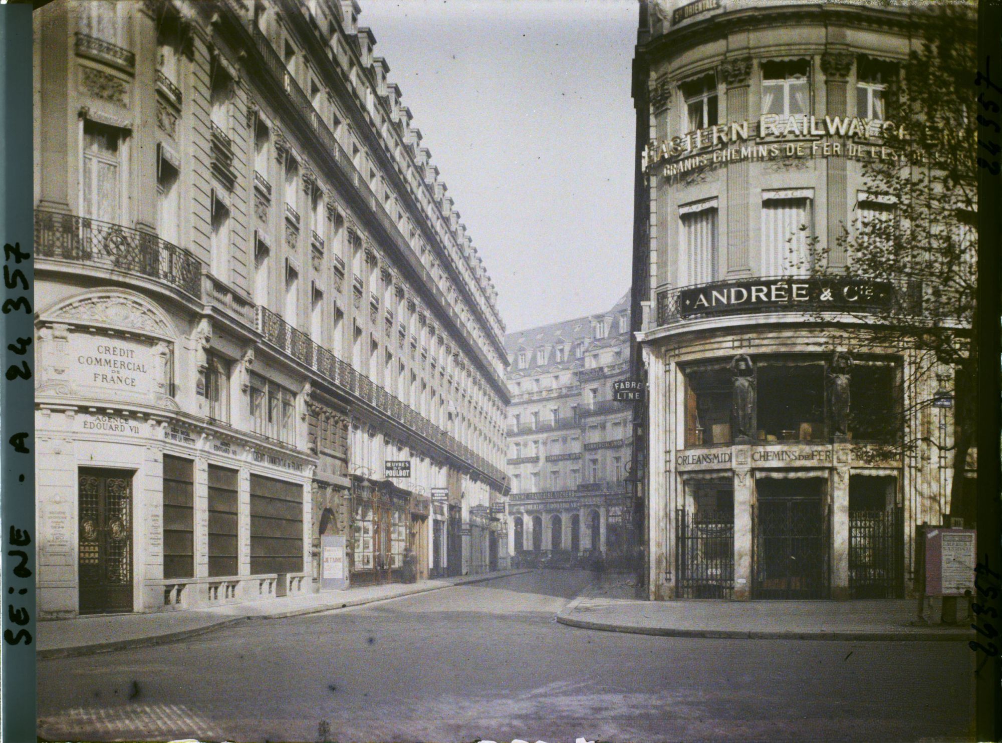Image représentant La rue Edouard VII depuis le boulevard des Capucines