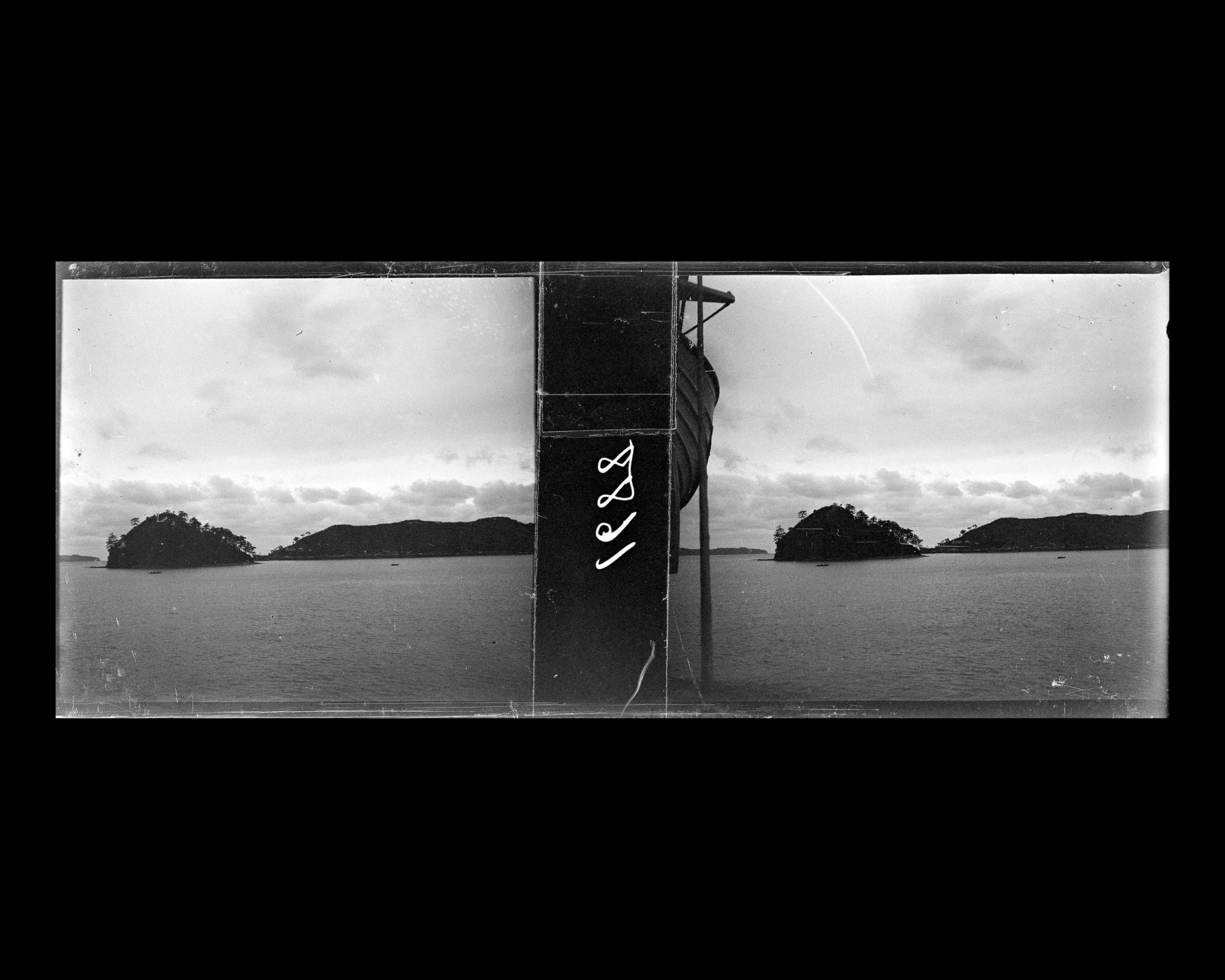 Image représentant Un ilôt et les côtes le long du chenal