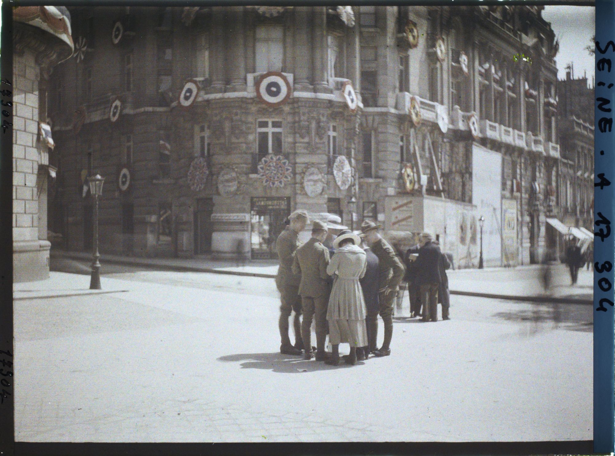 Image représentant Soldats anglais et américains et civils sur les Champs-Elysées pour les fêtes de la Victoire des 13 et 14 juillet