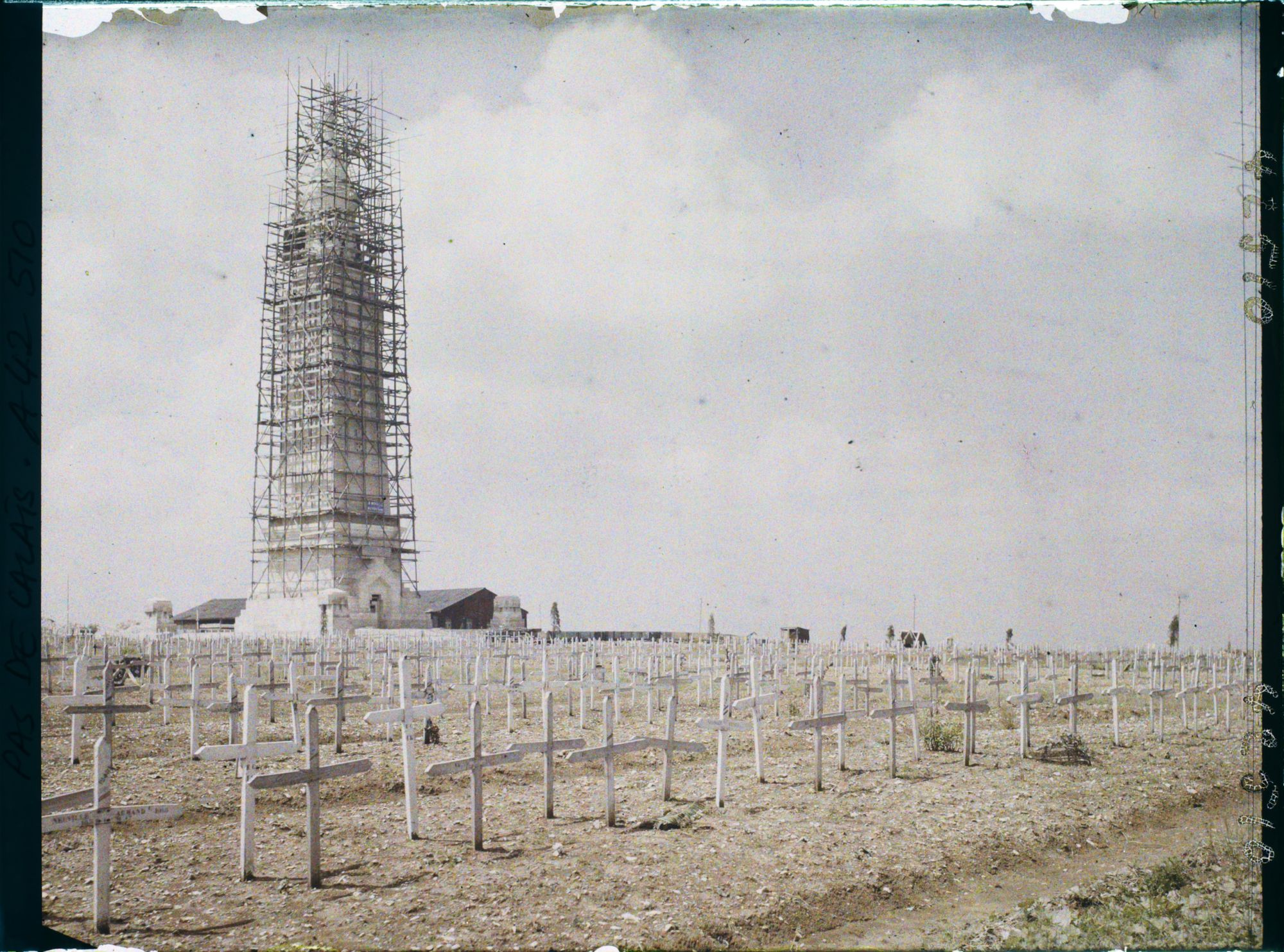 Image représentant France, Ablain-St Nazaire, Le Mont aux Morts du Cimetière de N.D. de Lorette