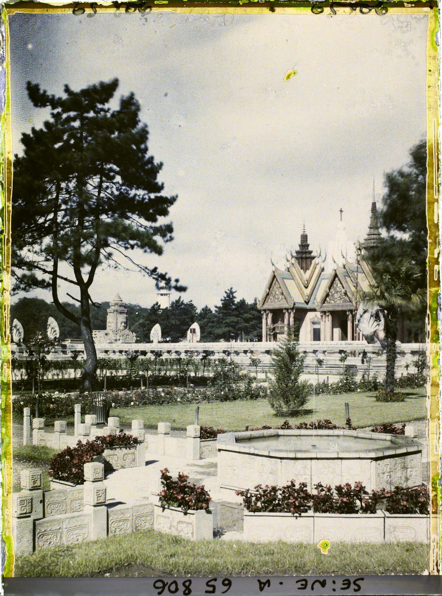 Image représentant L'Exposition Coloniale Internationale de 1931, vue vers le pavillon du Cambodge, section de l'Indochine