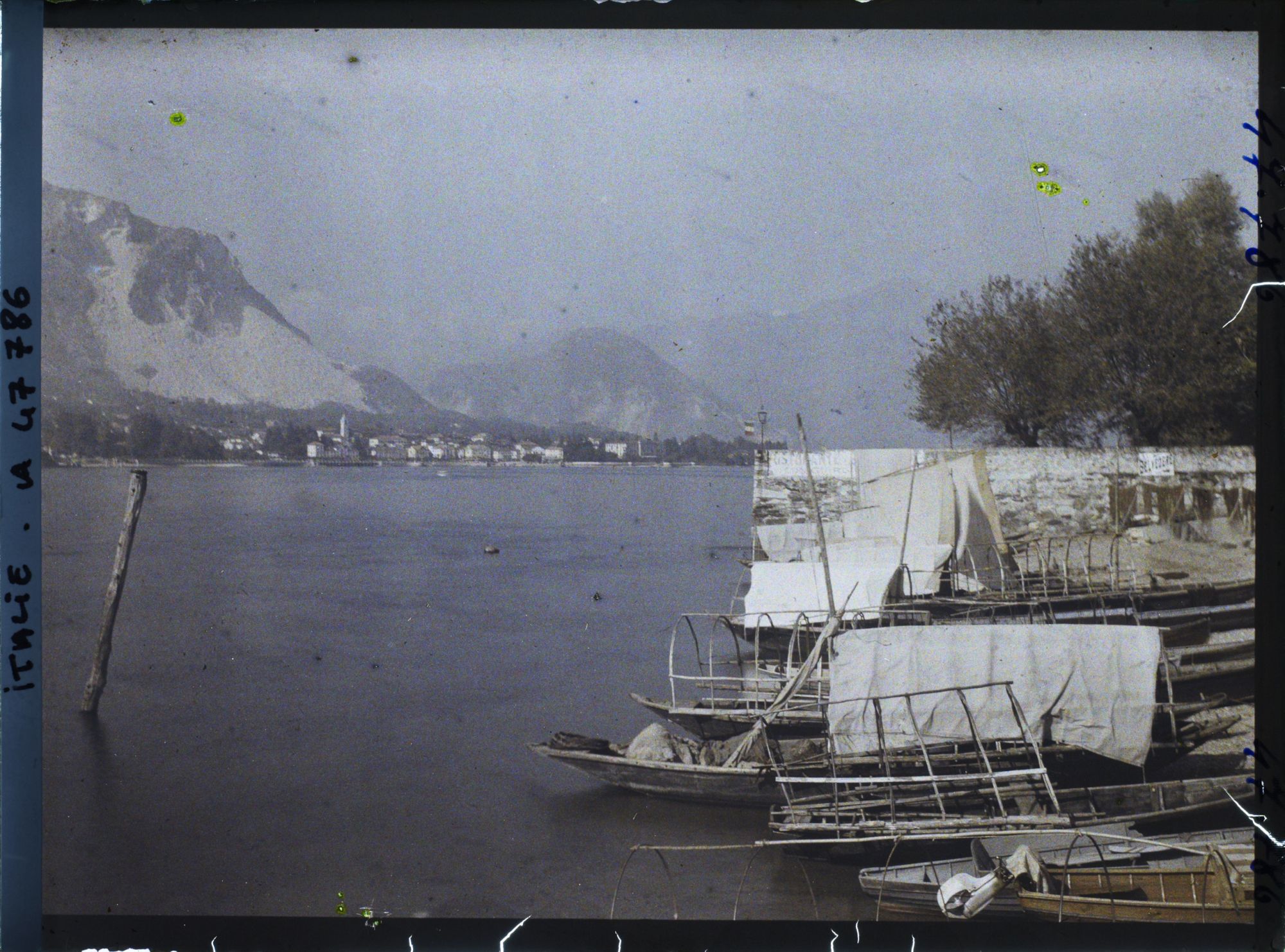 Image représentant Le port de l'île des Pêcheurs (isola dei Pescatori)