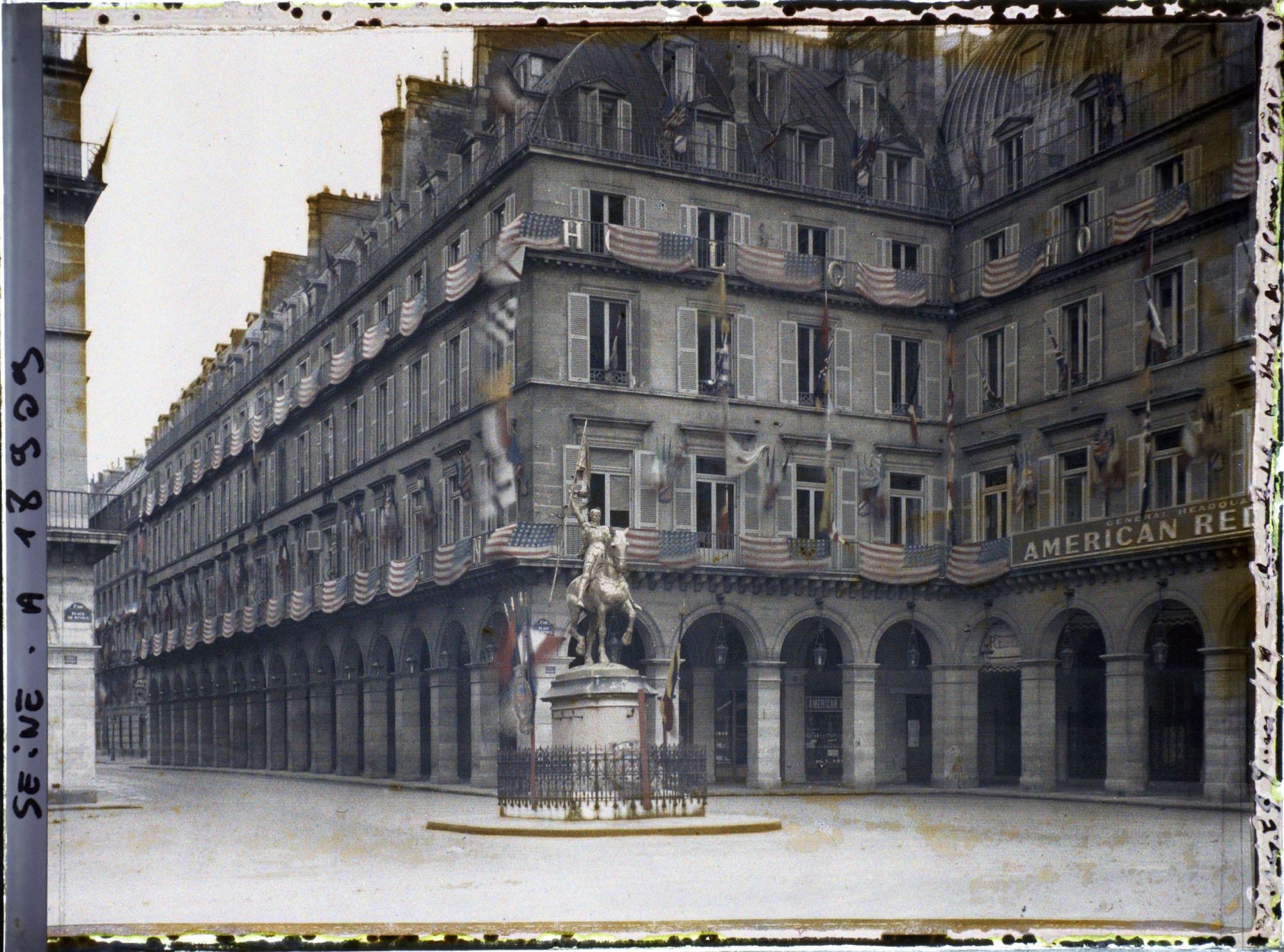 Image représentant Pavoisements au quartier général de la Croix-Rouge américaine à l'Hôtel Regina place de Rivoli (actuelle place des Pyramides)