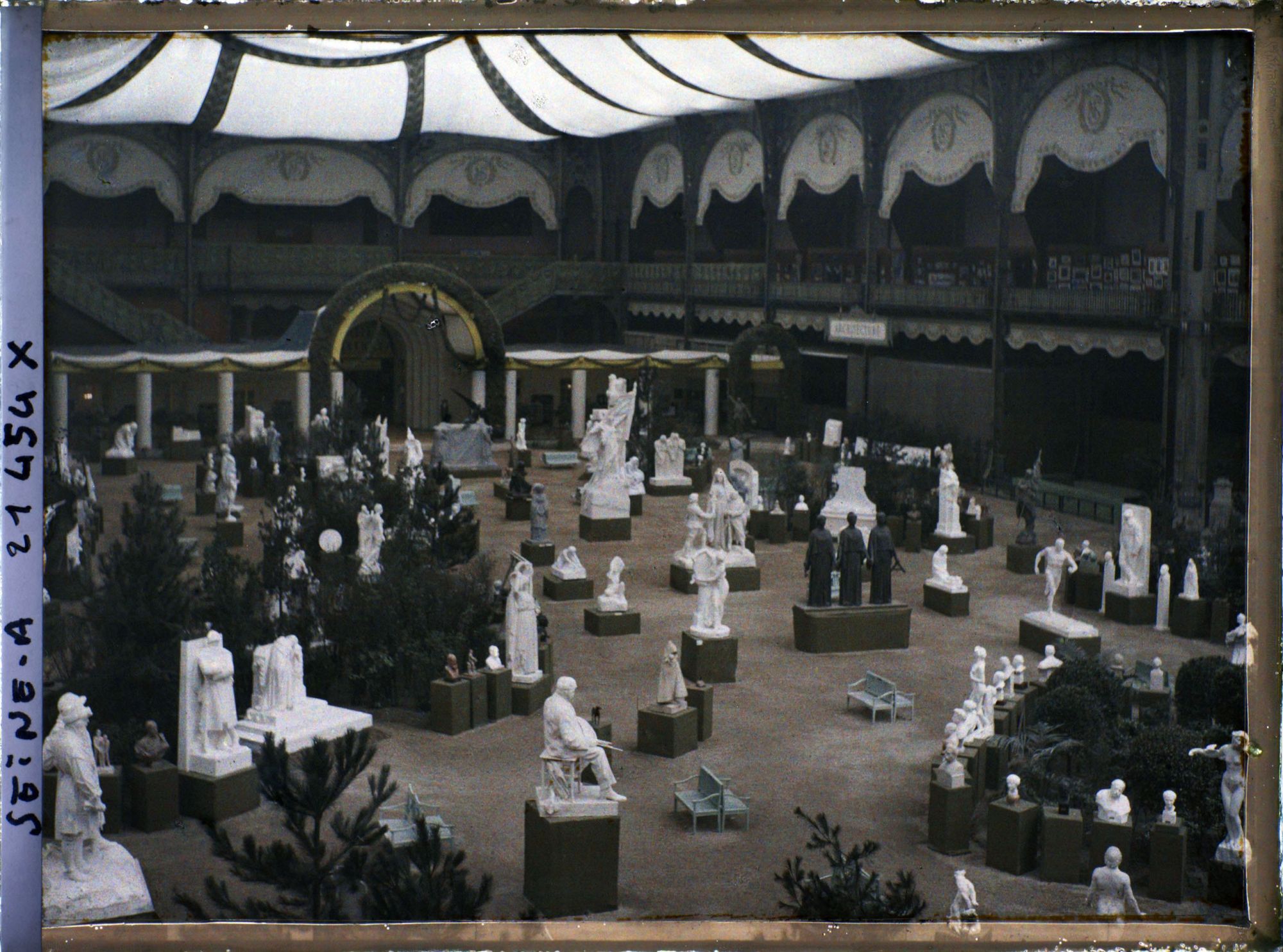 Image représentant Le Salon des artistes français au Grand Palais, la sculpture