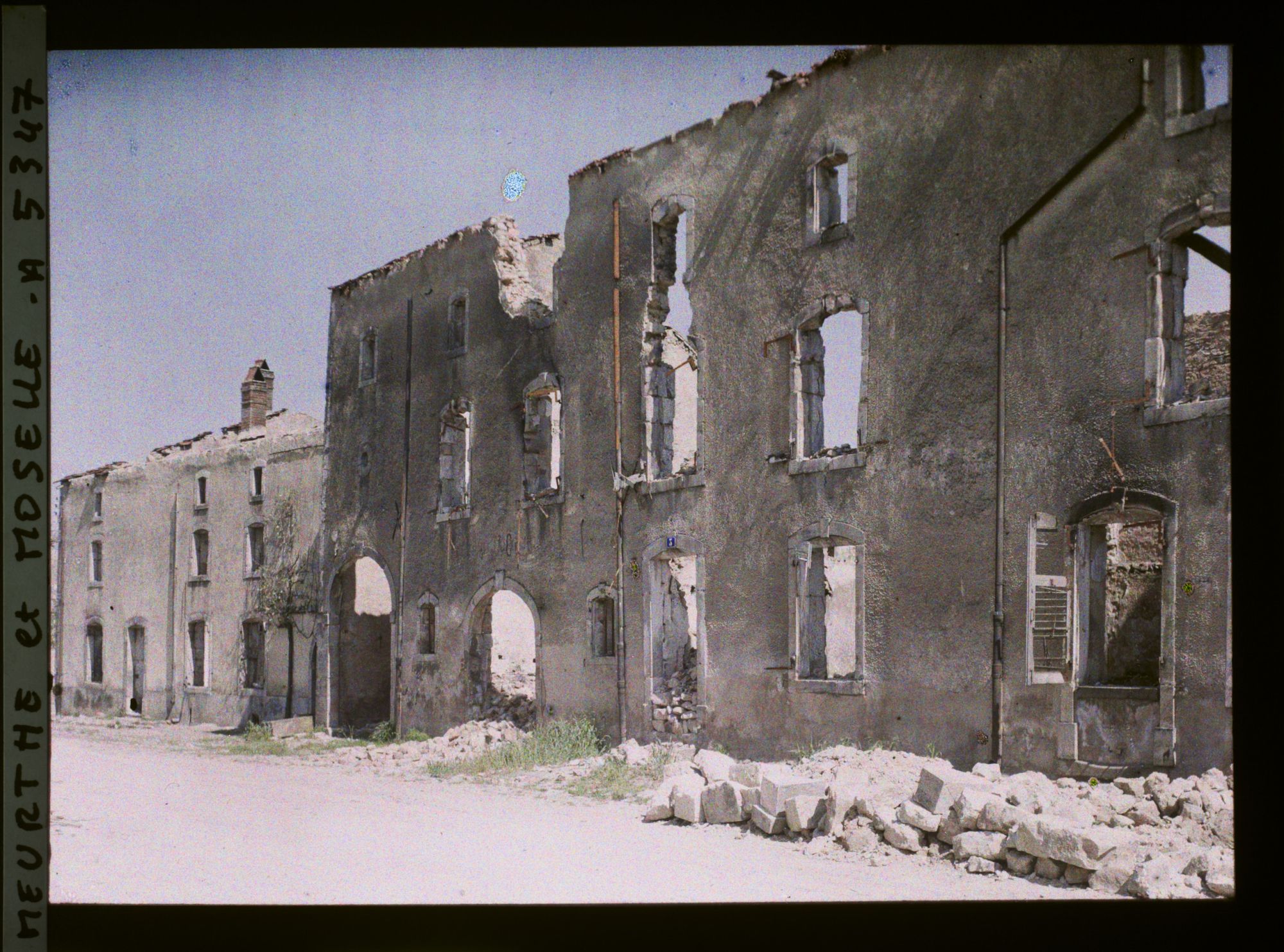 Image représentant France, Gerbéviller, N° 3 et 5 du faubourg de Rambervillers (culots d'obus du 155 français)