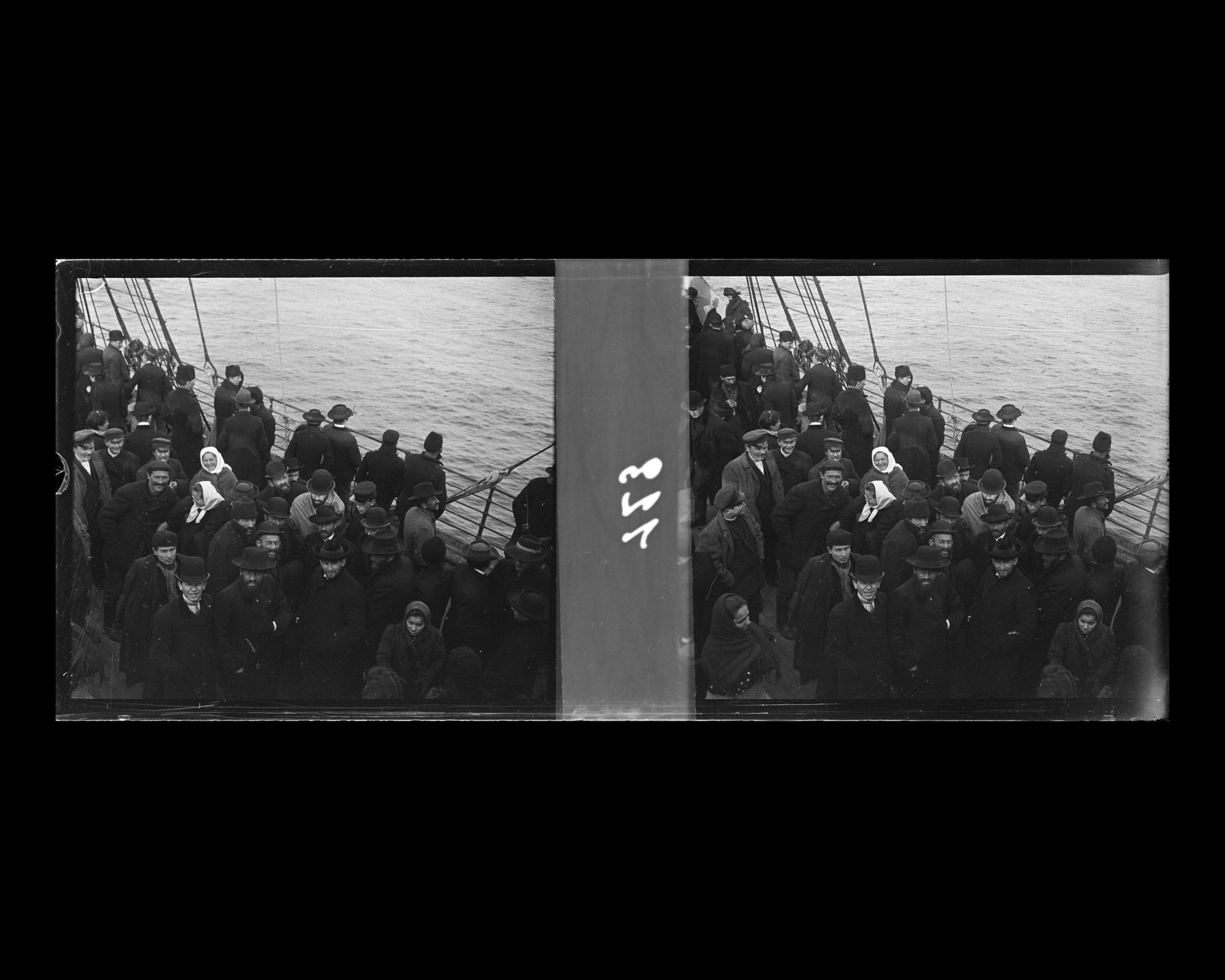 Image représentant Emigrants, probablement originaires d'Europe orientale, installés sur l'entrepont dans l'attente du débarquement à New-York