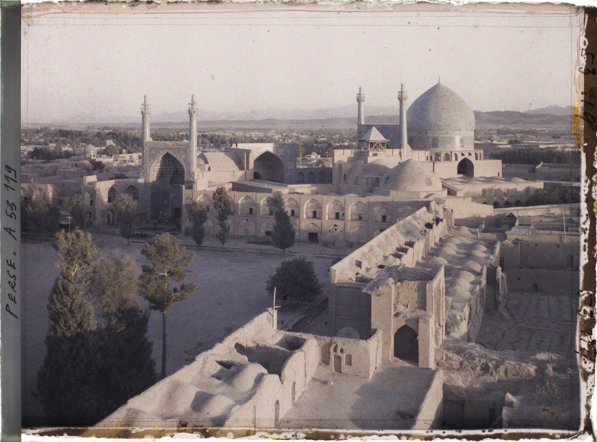 Image représentant La Masjid-i-Chah (mosquée du Chah), côté sud de la Meydan-i-Chah, au crépuscule "17h 45"