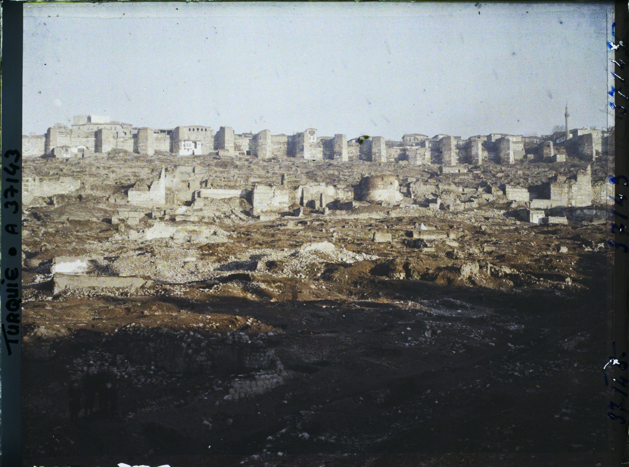 Image représentant Turquie, Angora, Coucher de Soleil sur la Vieille enceinte; à gauche, dans le ciel, la lune