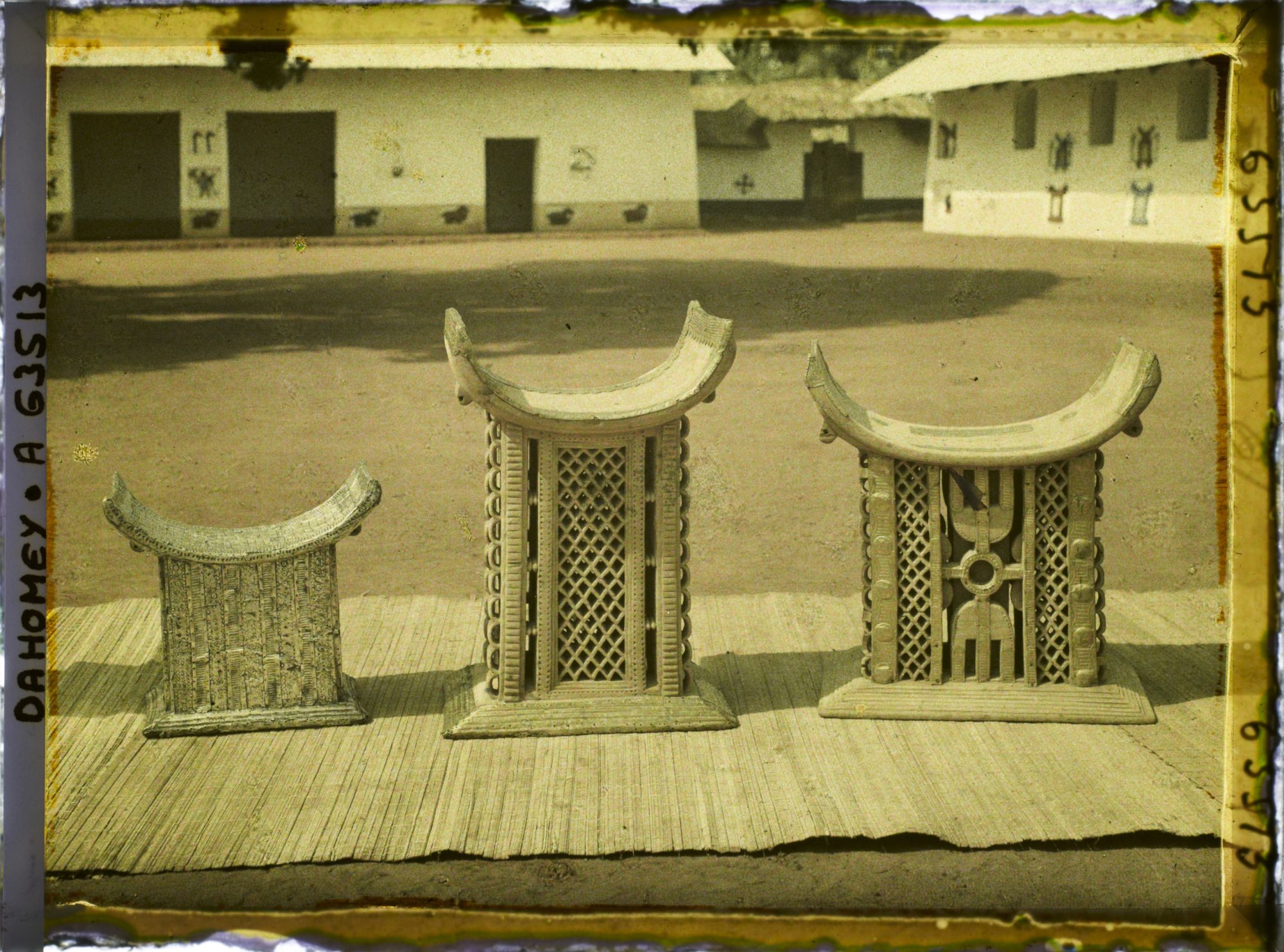 Image représentant Trônes royaux d'Abomey (Tegbessou, Kpengla, Agonglo) devant la salle des trônes (zinkpoho) de la cour du palais de  null Guézo