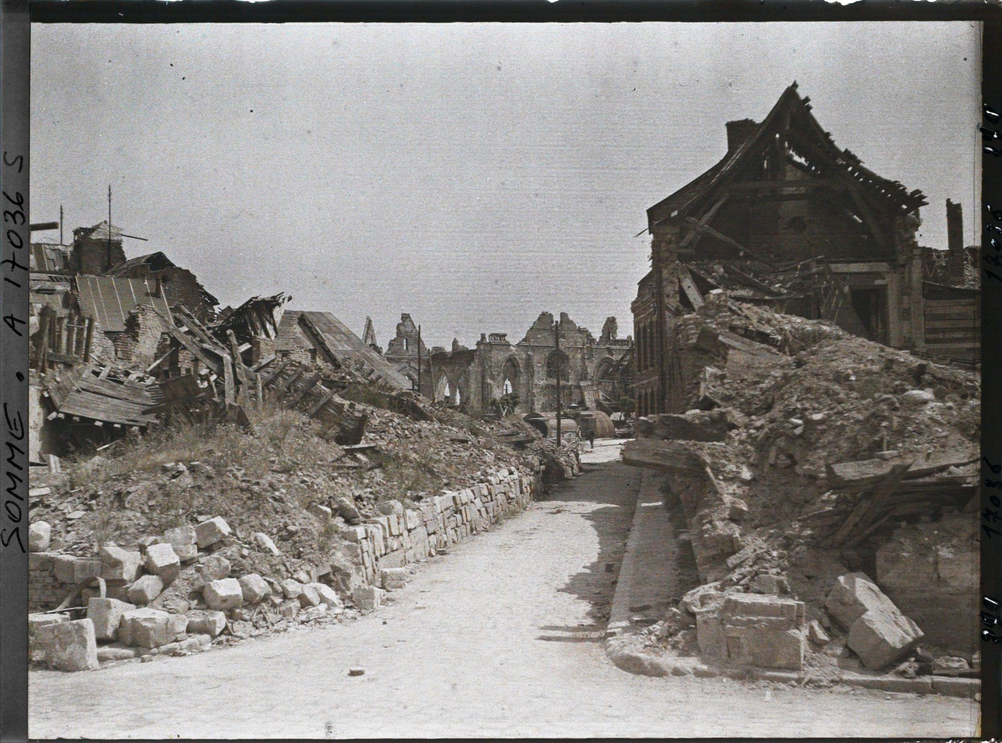 Image représentant France, Péronne, Rue St Georges au fond l'Eglise St Jean