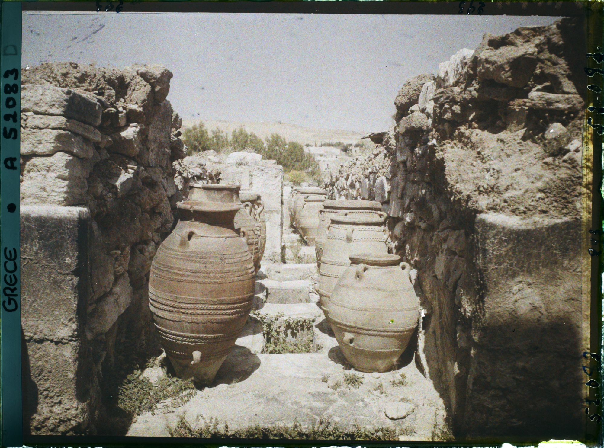 Image représentant Pithos (jarres) alignés dans l'un des magasins du Palais