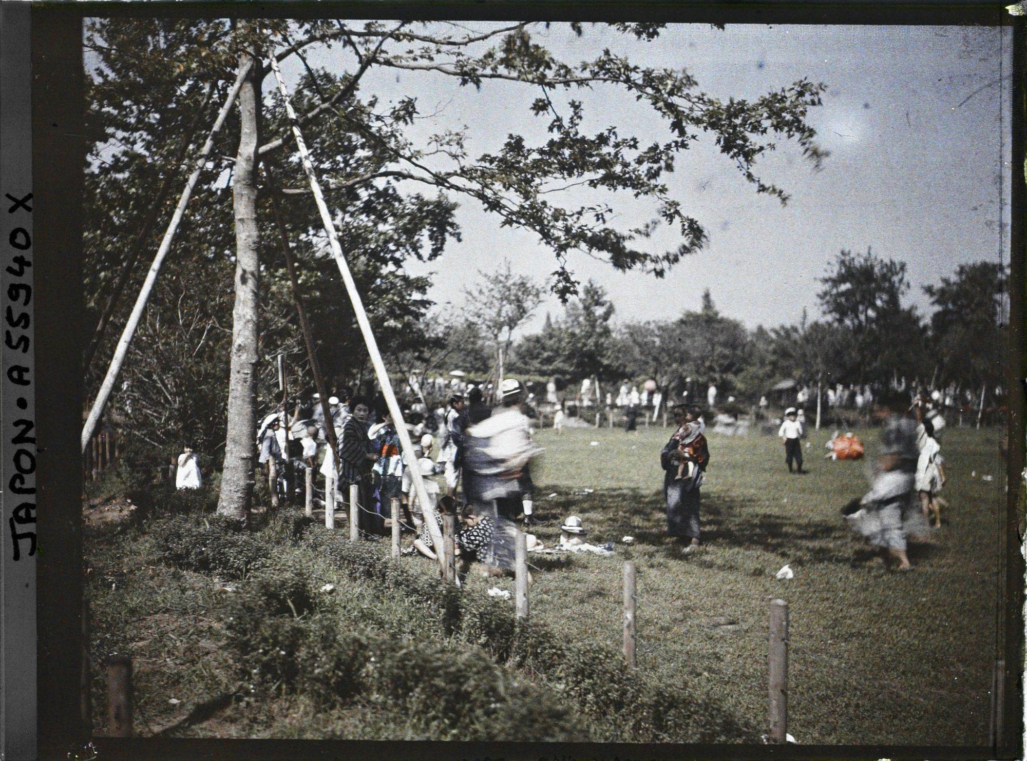 Image représentant Adultes et enfants sur une pelouse, dans le parc d'Hibiya