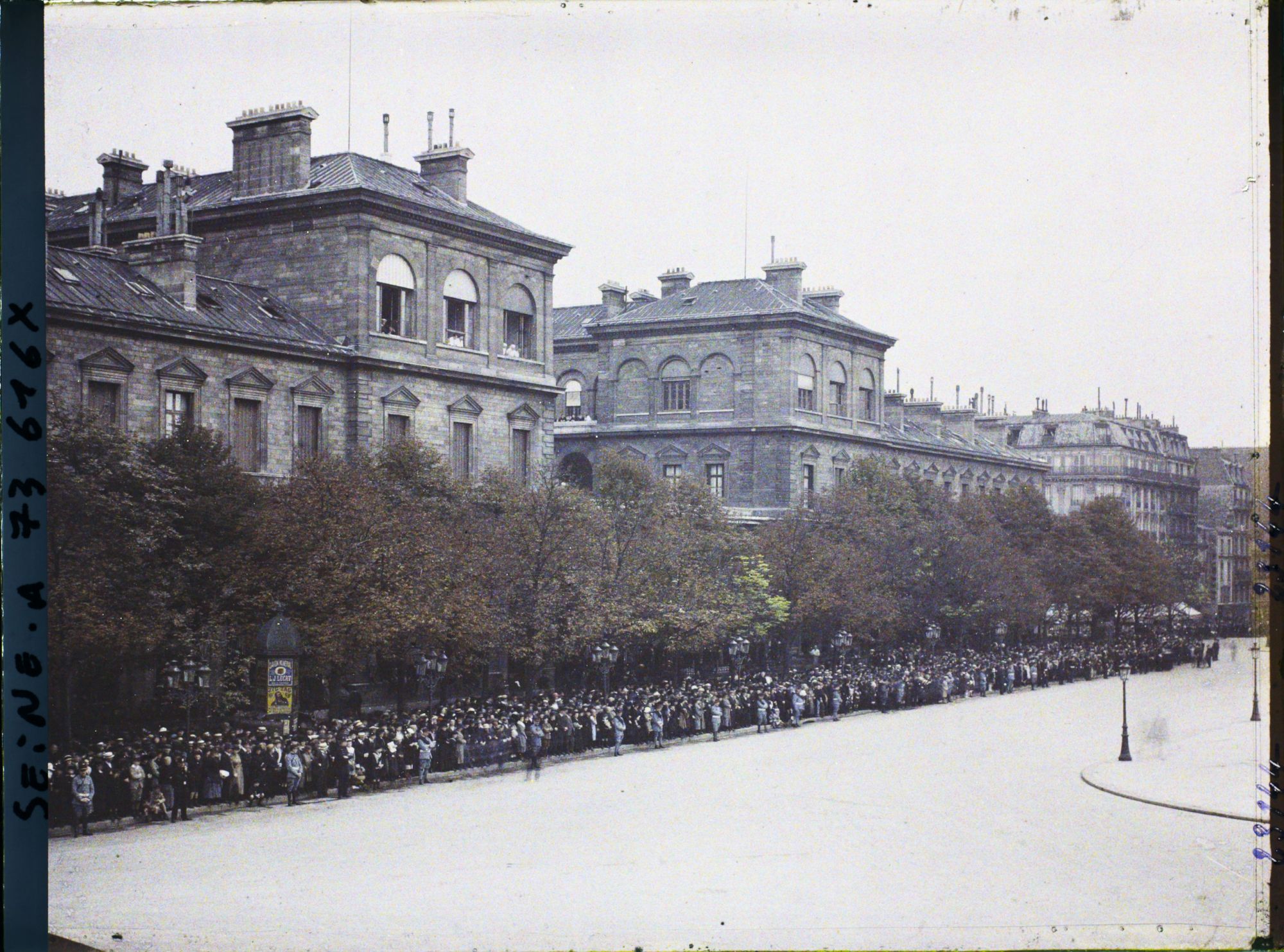 Image représentant La foule devant l'Hôtel-Dieu pour les funérailles de monseigneur Amette