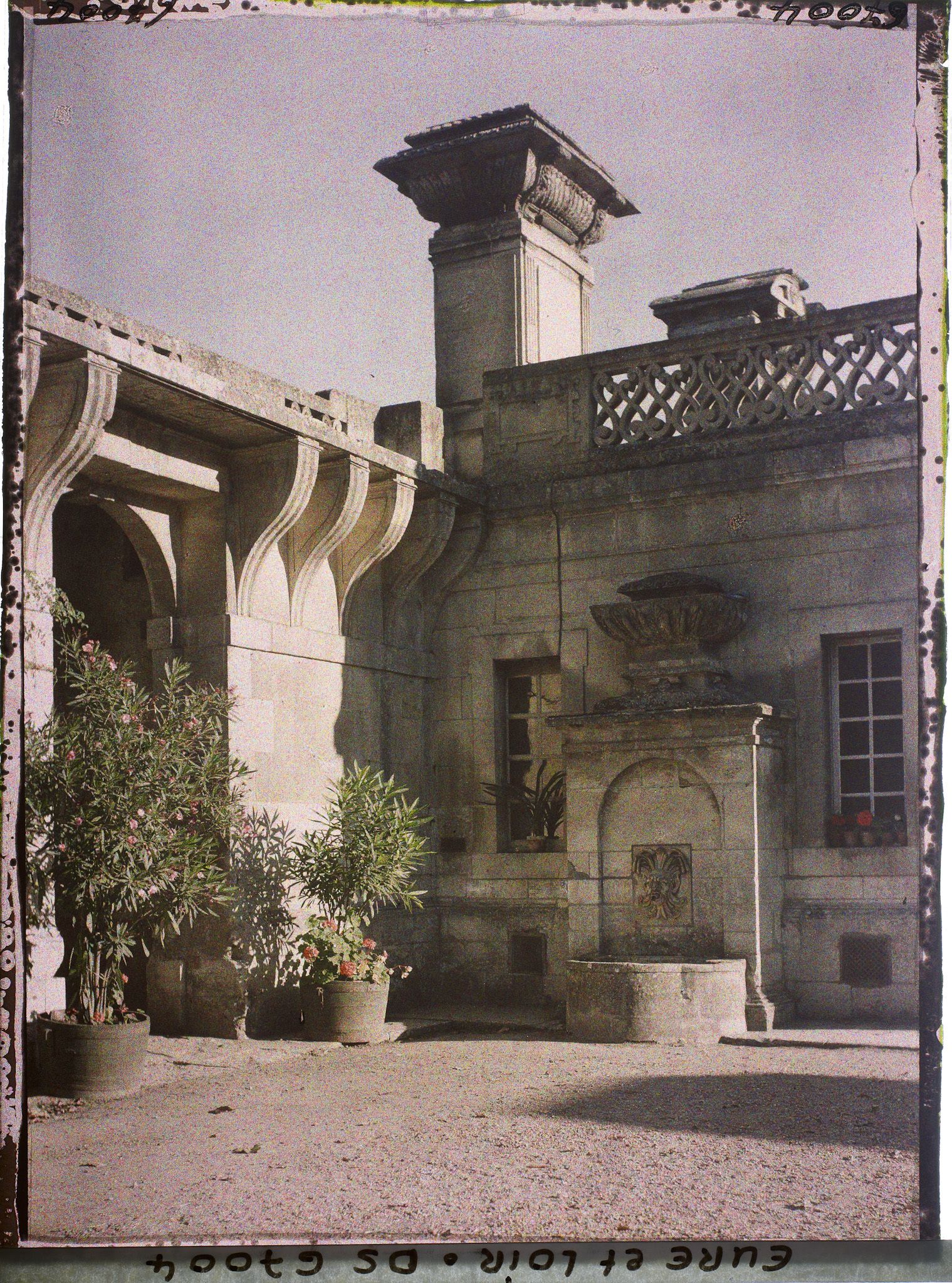 Image représentant Un coin de la cour d'honneur du château