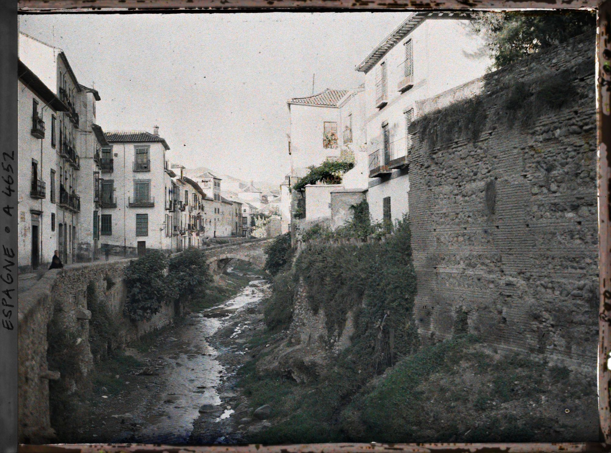 Image représentant Vieux quartier de l'Albaicin (Alcazaba Vieja) au bord de la rivière Darro