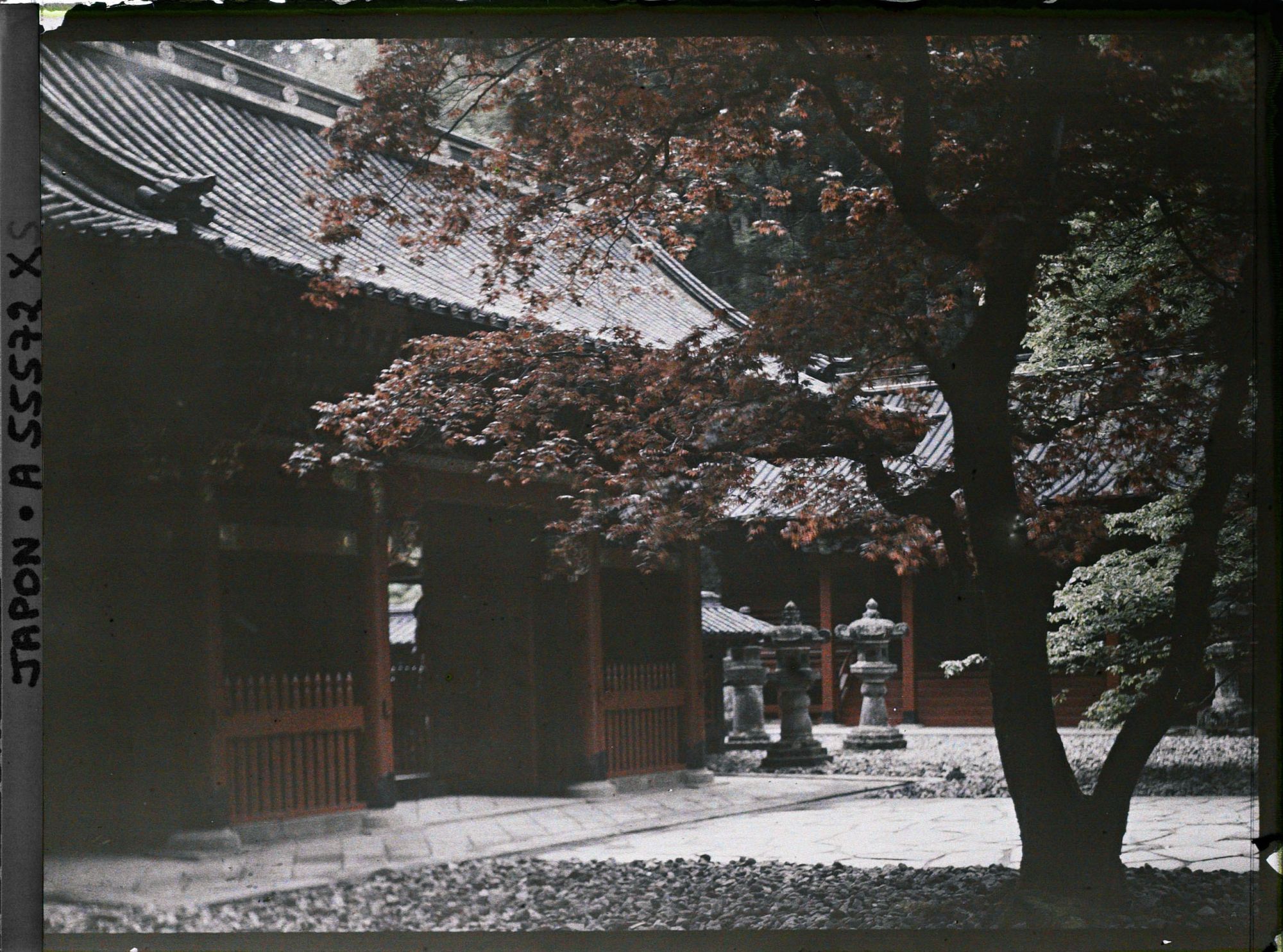 Image représentant Sanctuaire Daiyuin (Rinnoji Taiyûin-byô ou Taiyûin Reibyô) : la Niô-mon (Porte des " Rois Deva ") et le pavillon du Trésor (au fond)