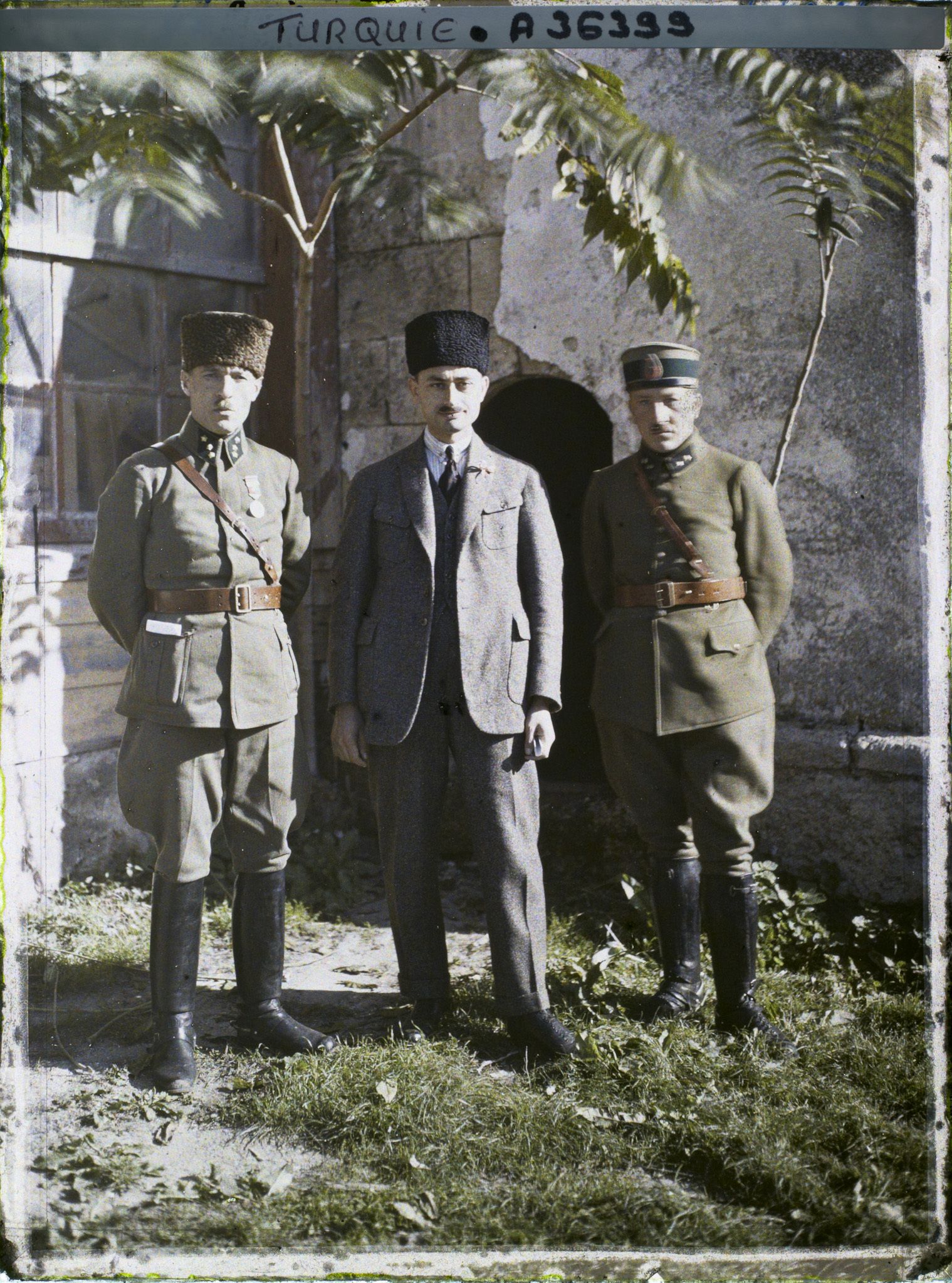 Image représentant Sakir Bey, Gouverneur général de la Thrace entouré de deux militaires