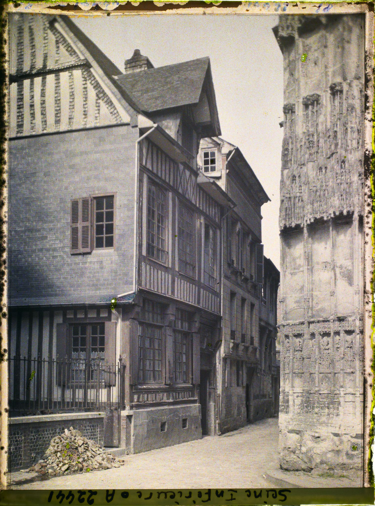 Image représentant Vieilles maisons près de l'église Notre-Dame de Caudebec-en-Caux
