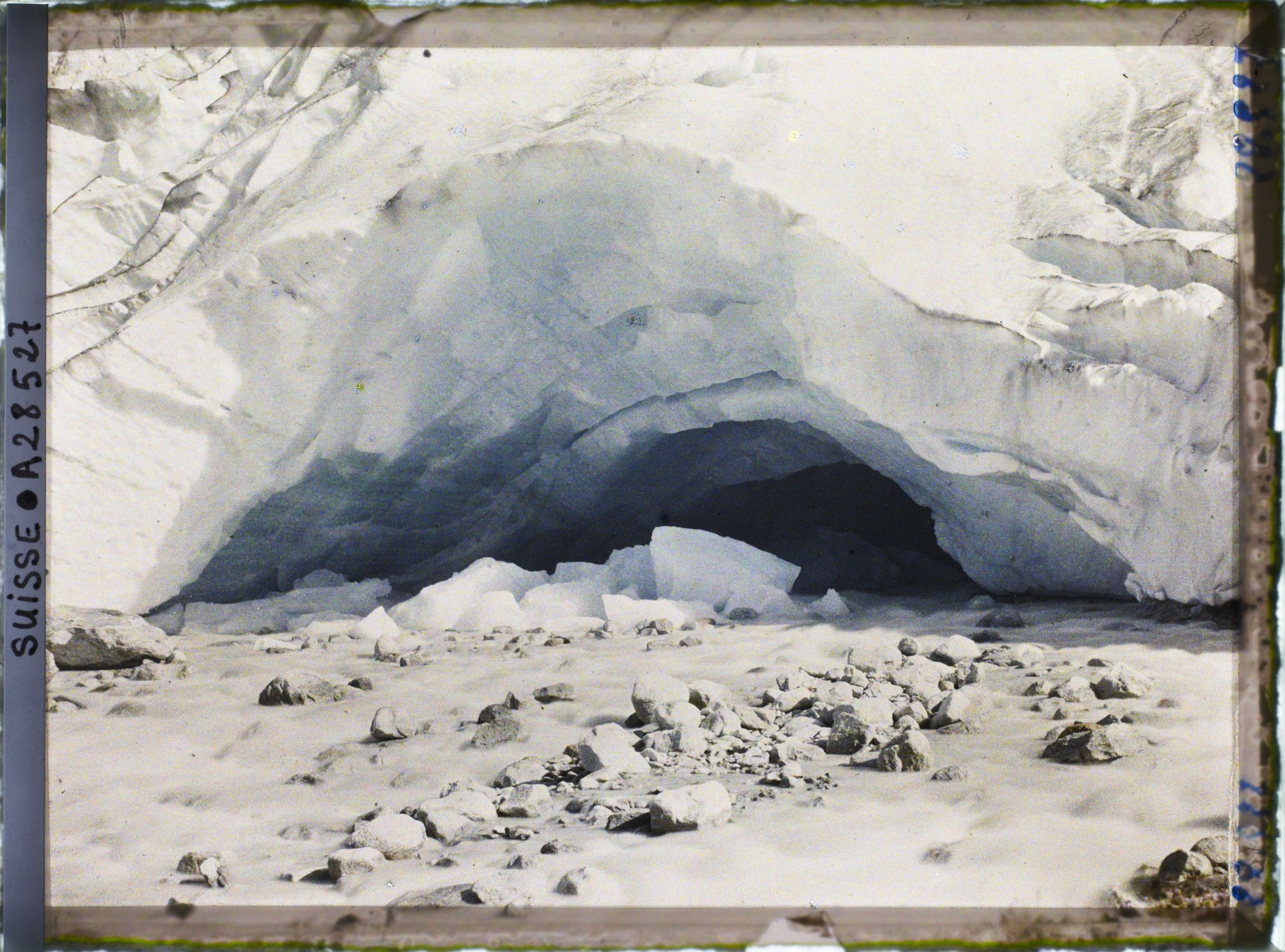 Image représentant Le Rhône à la sortie du glacier du Rhône