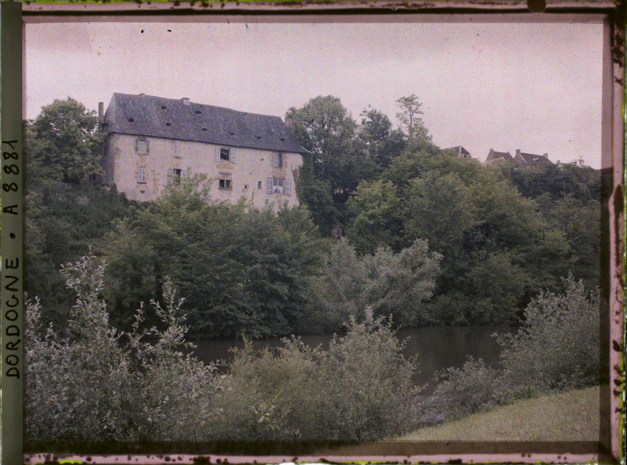 Image représentant France, Montignac, La grande maison couverte d'ardoises sur la rive droite