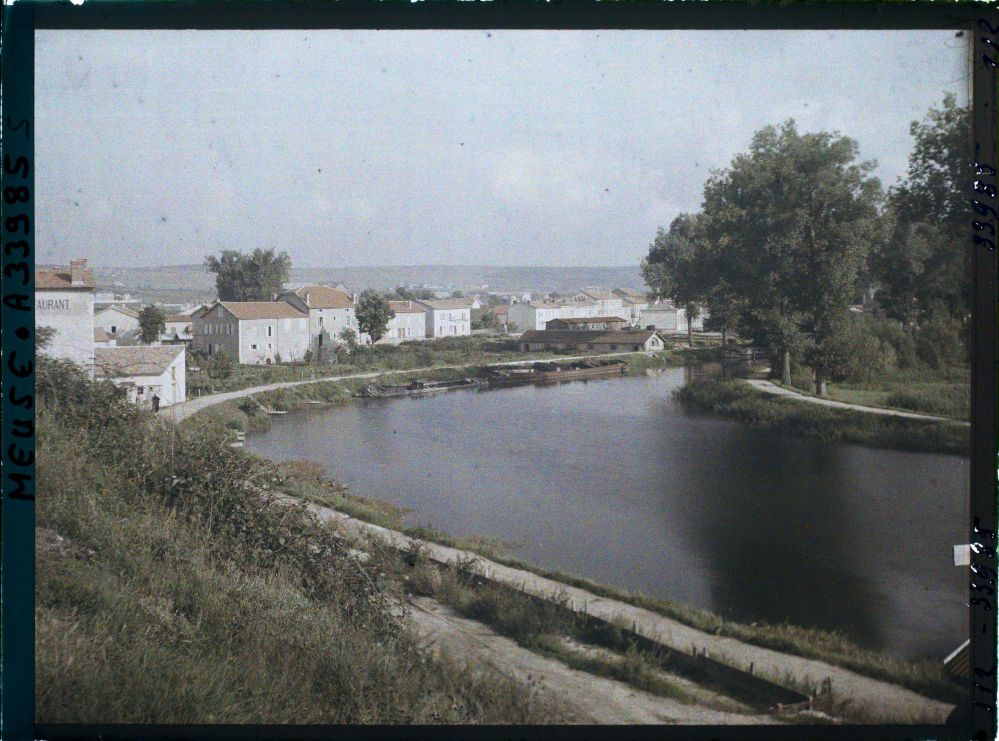 Image représentant France, Verdun, Le Canal de l'Est à son arrivée au faubourg Belleville vu vers Verdun