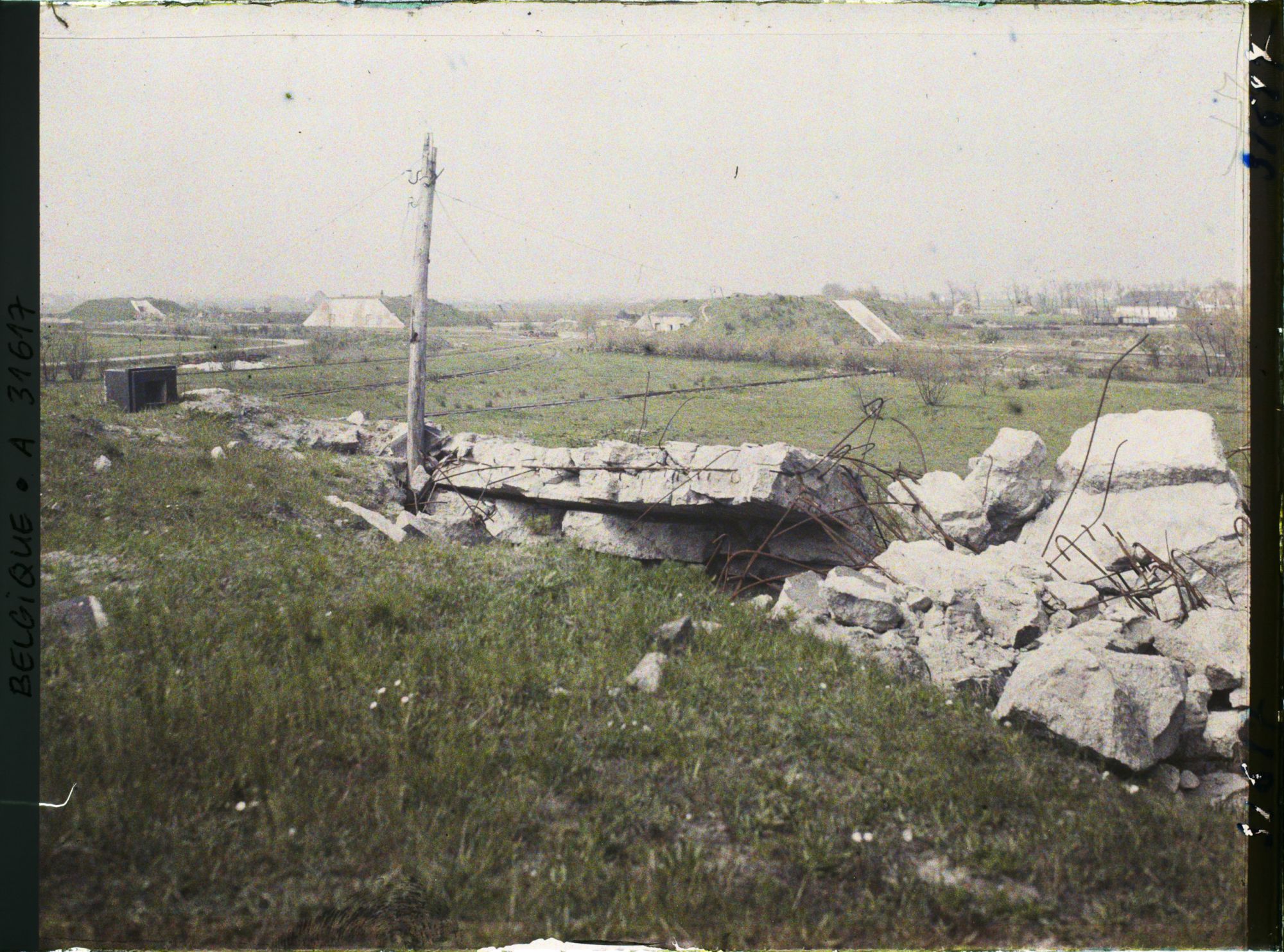 Image représentant Belgique, Ostende, Batterie Deutschland, Vue Générale prise de l'abri de droite vers la Gauche de la batterie