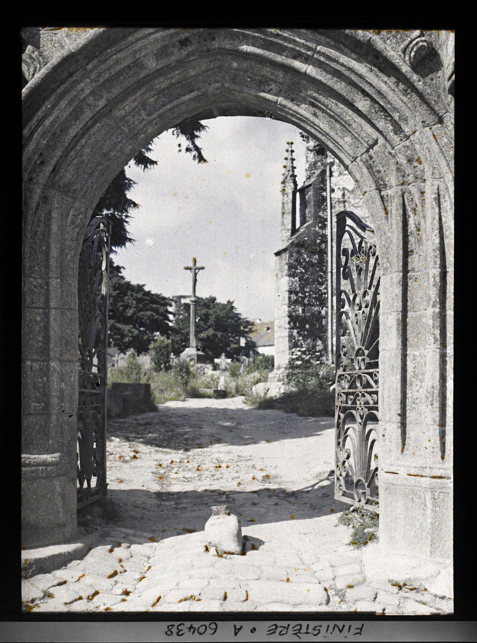 Image représentant Le portail du cimetière de l'église Saint-Thurien