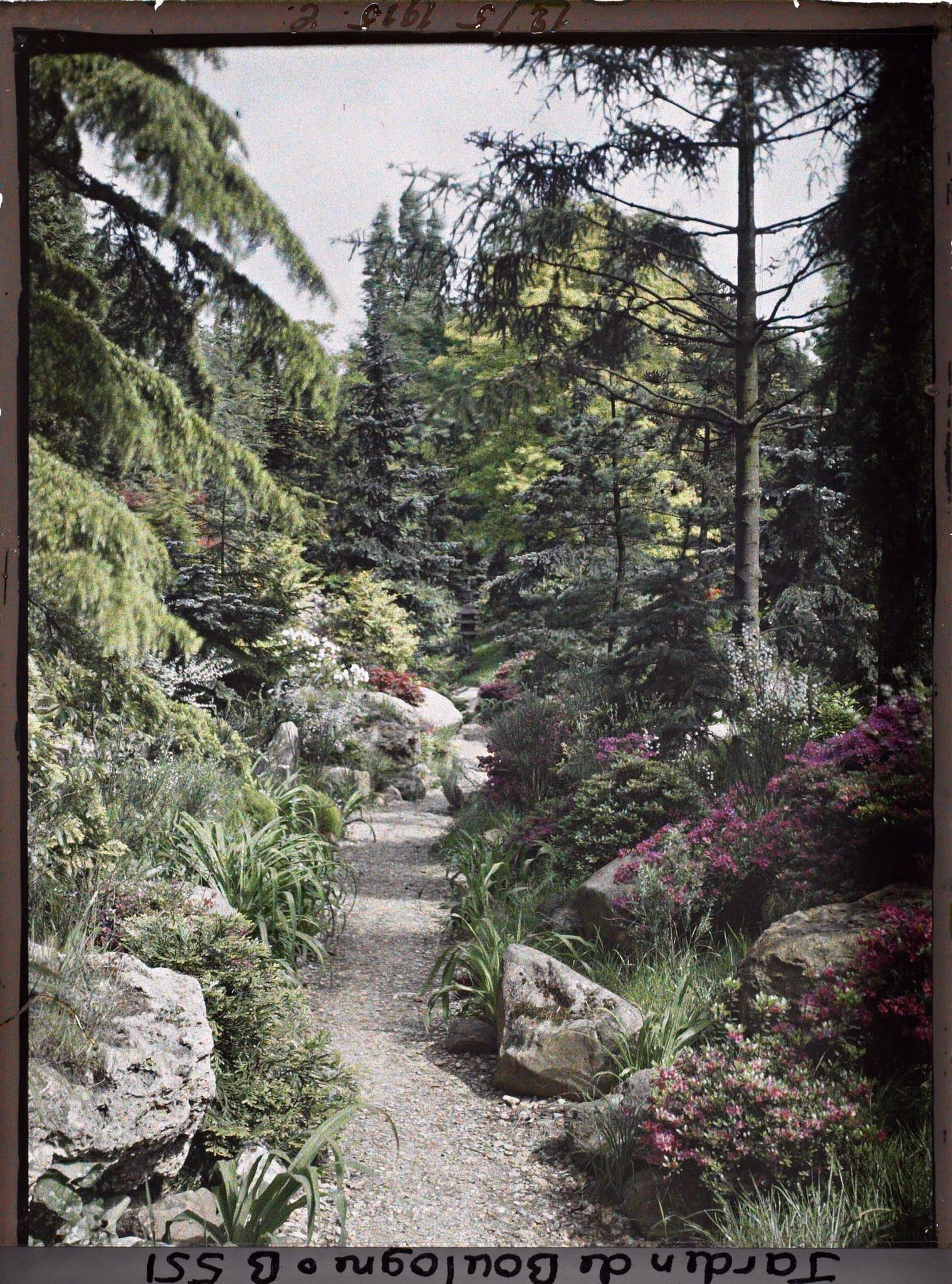 Image représentant Chemin du " village japonais " longeant le jardin français en direction du jardin anglais