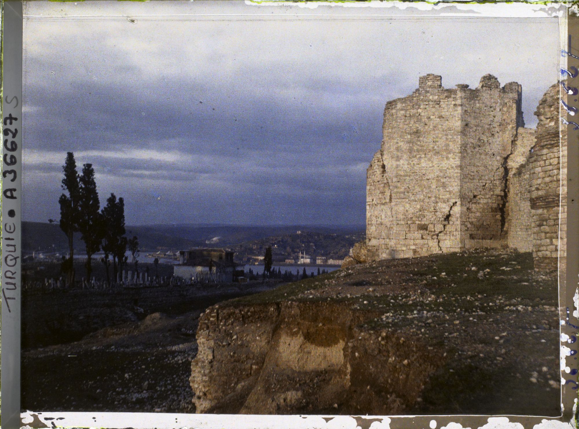 Image représentant Un bastion de Theodose II, près de la Corne d'Or, au soleil couchant