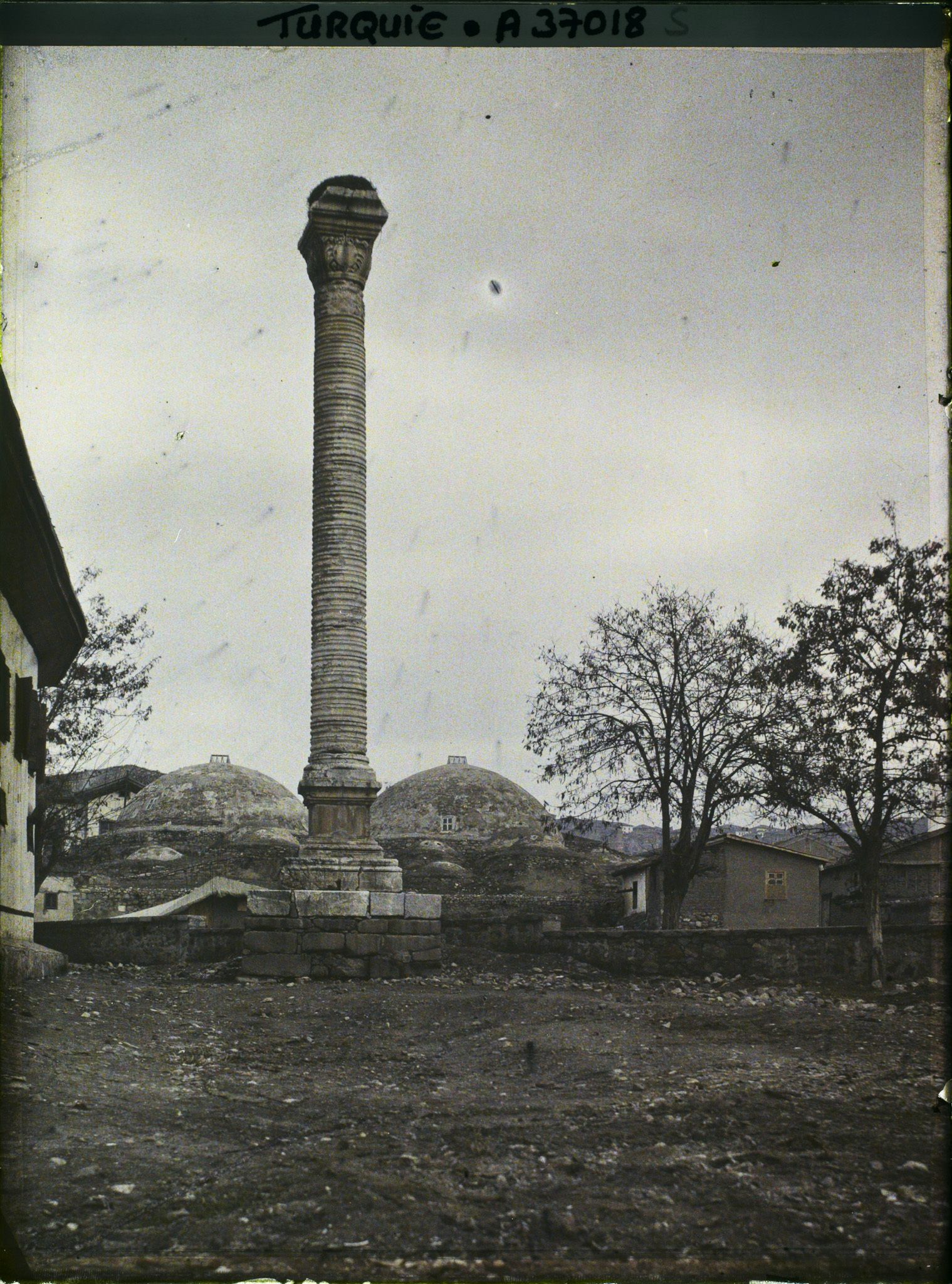 Image représentant Colonne de Julien et hammam en arrière-plan