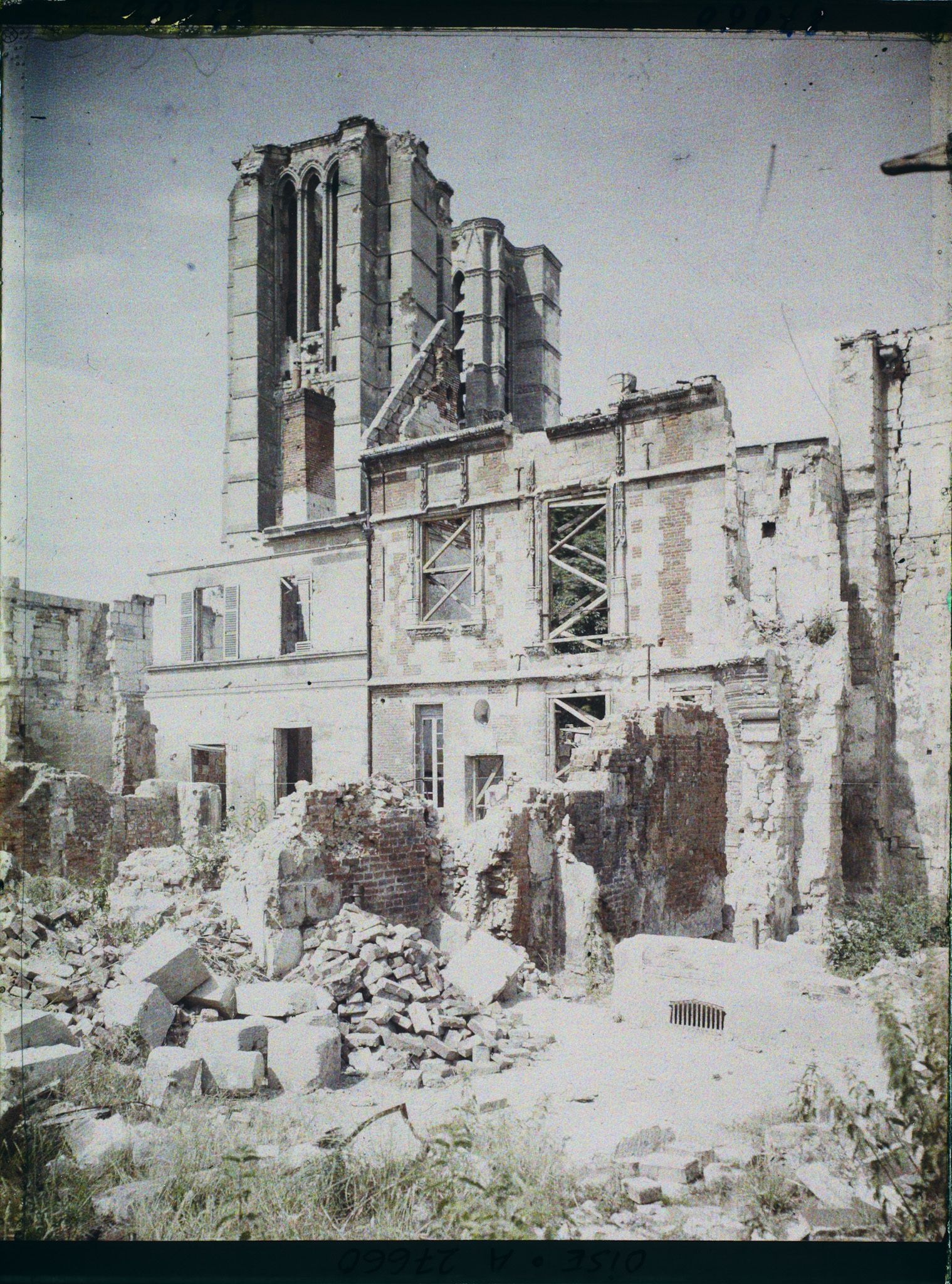 Image représentant France, Noyon, Ruines de l'ancien Evêché et la Cathédrale