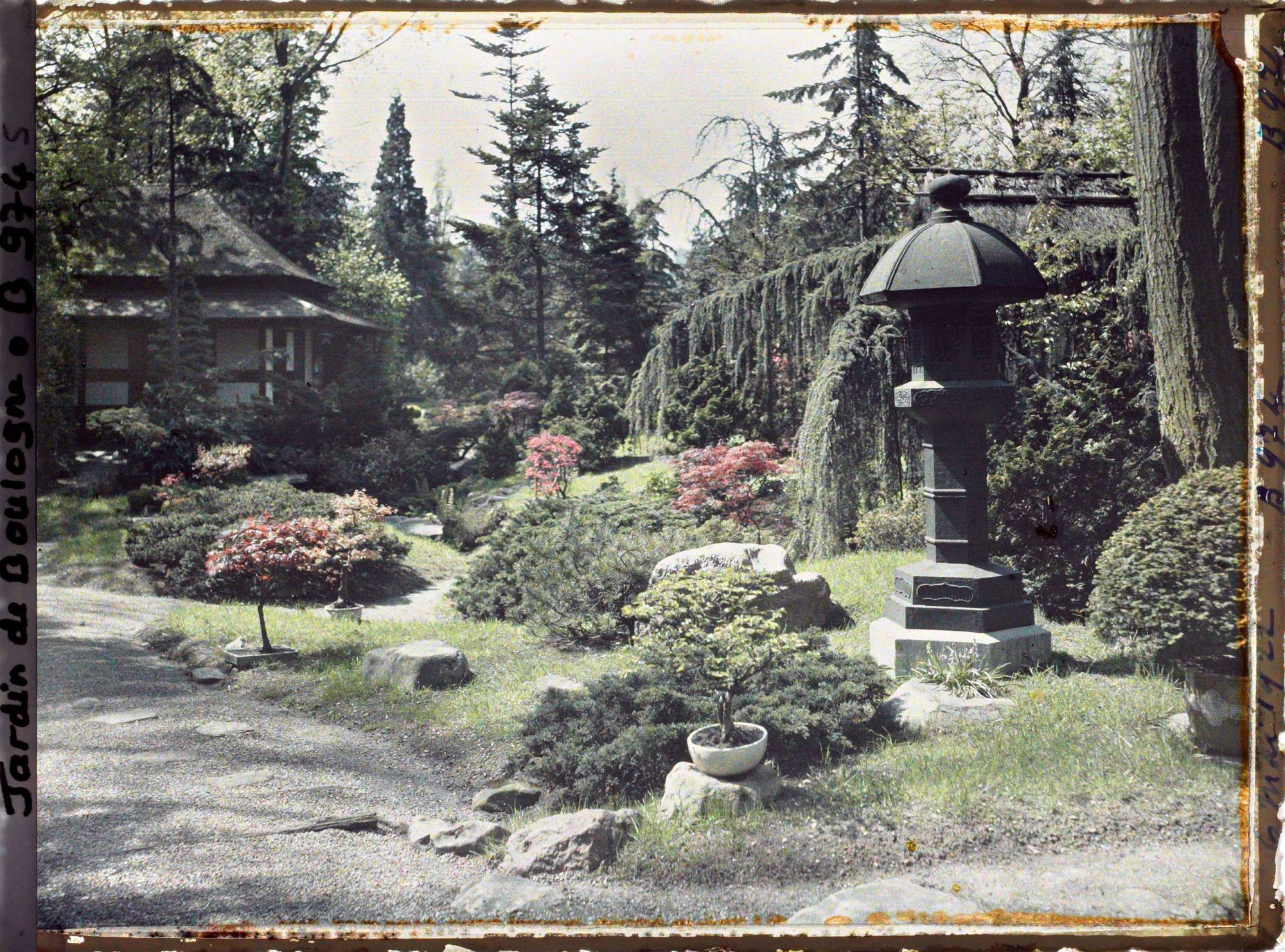 Image représentant Le " village japonais " vu depuis un croisement d'allées, proche de son entrée côté jardin anglais