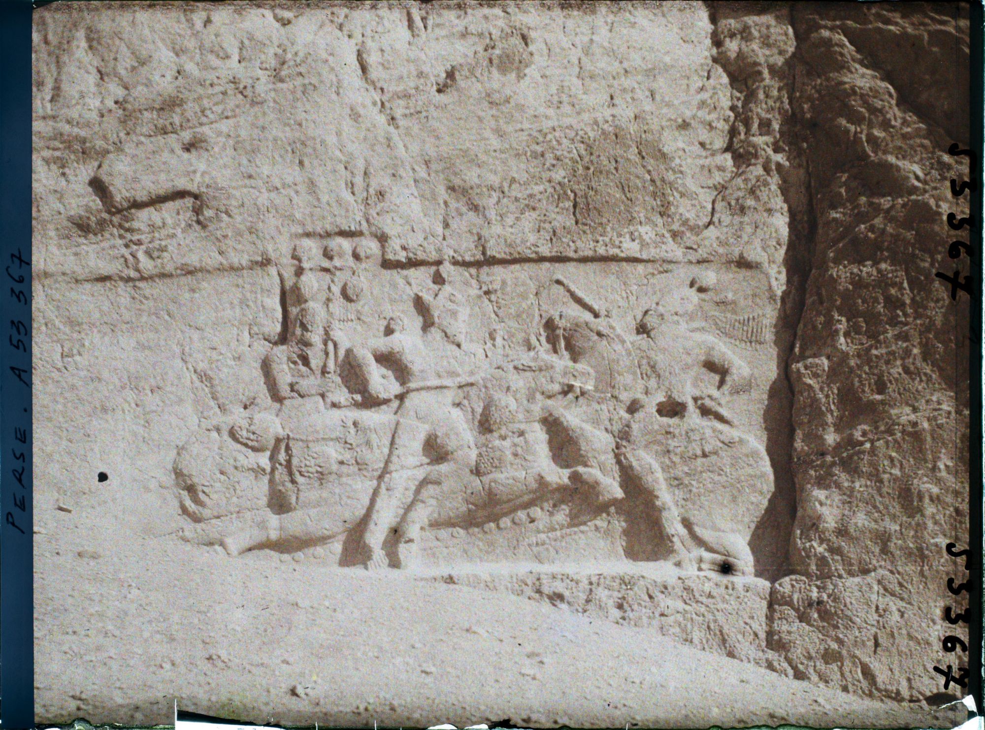 Image représentant Bas-relief sassanide représentant un combat équestre entre un roi et un ennemi, tombeau de Xerxès Ier (?)
