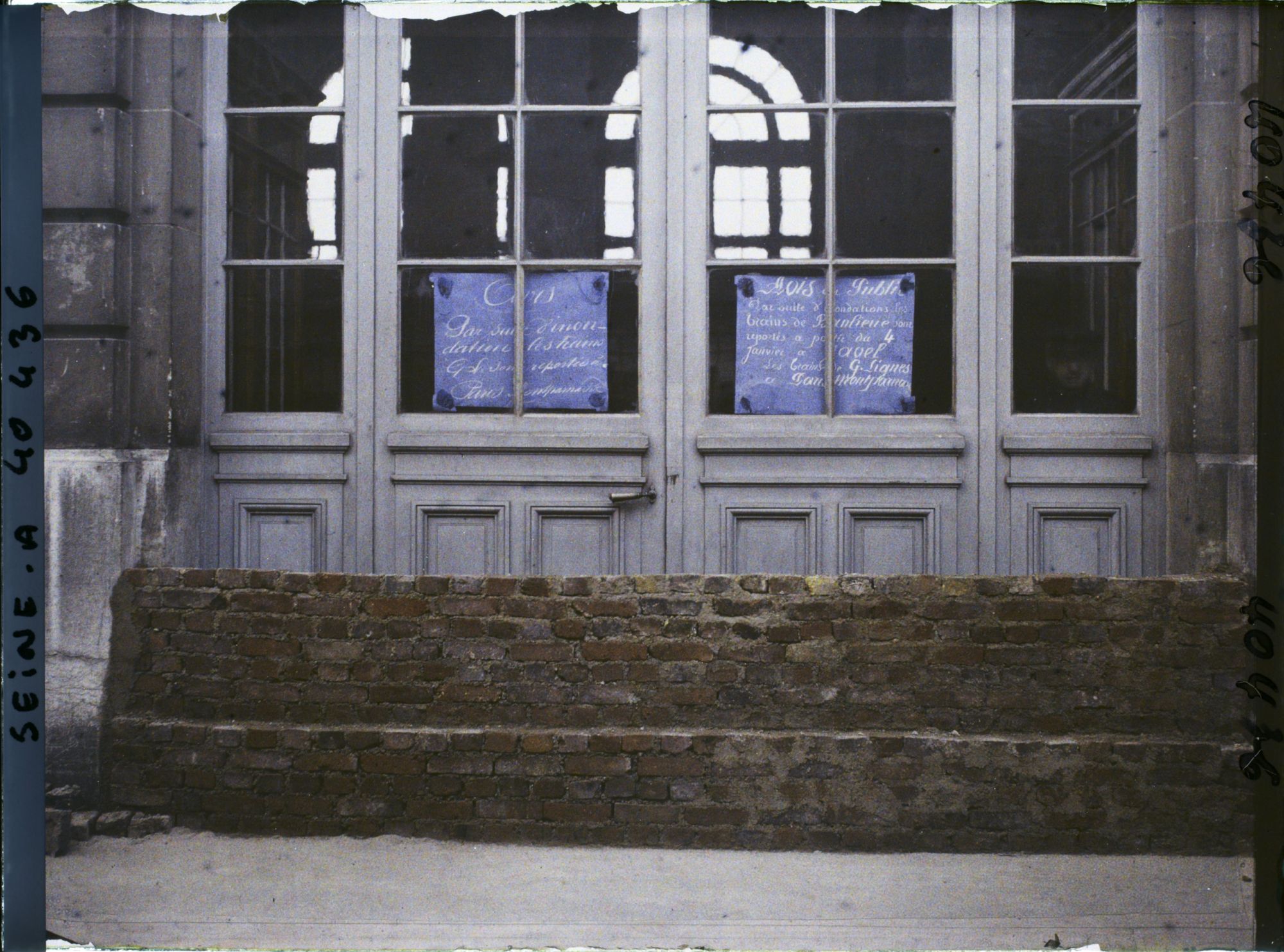Image représentant Murets en brique devant les portes de la gare des Invalides, fermée à cause des inondations