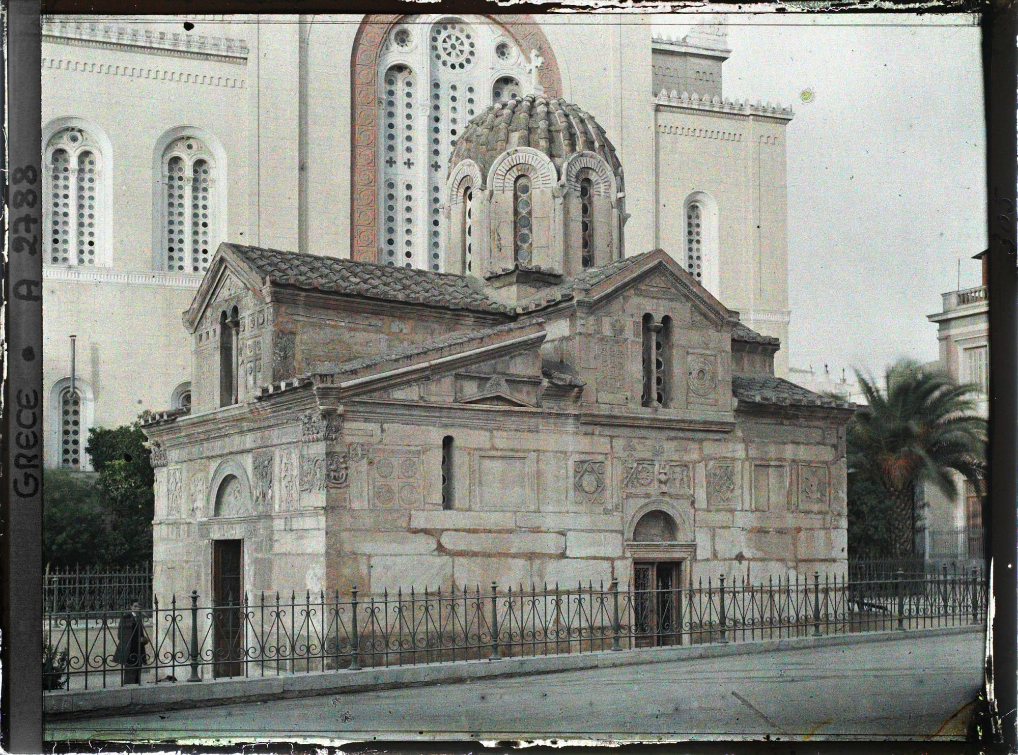 Image représentant La petite Métropole ou Panagia Gorgoepikoos ("la Vierge qui exauce vite" ) devant la nouvelle Métropole