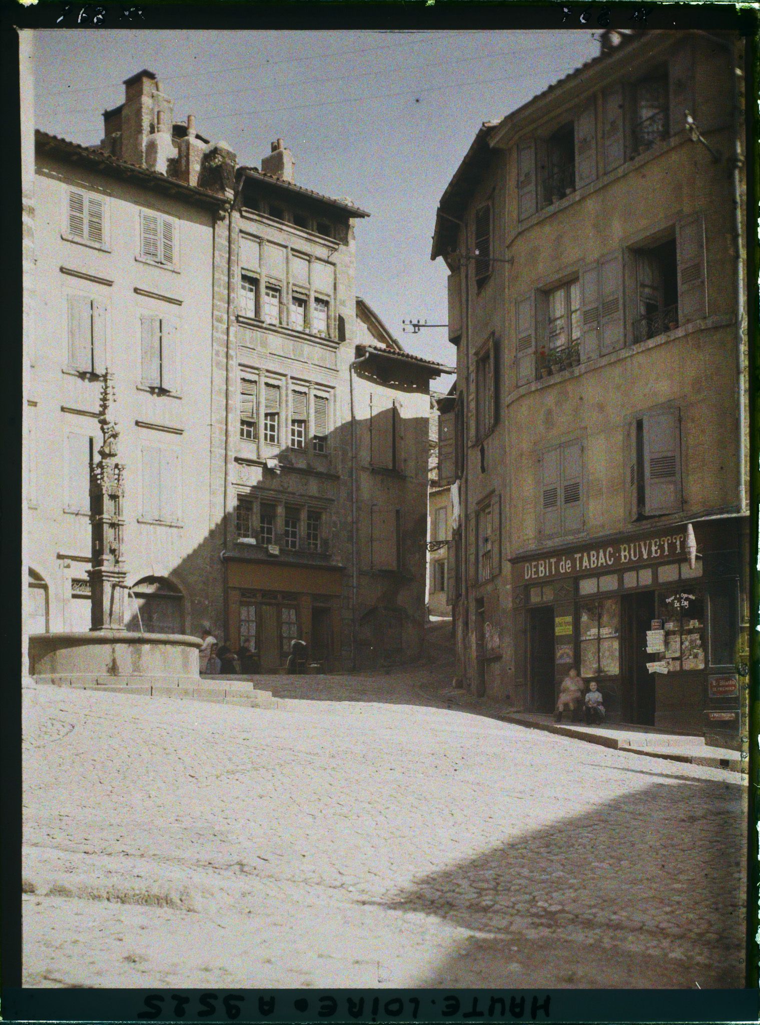Image représentant La fontaine des Tables avec à l'arrière-plan la rue Ademard de Monteil